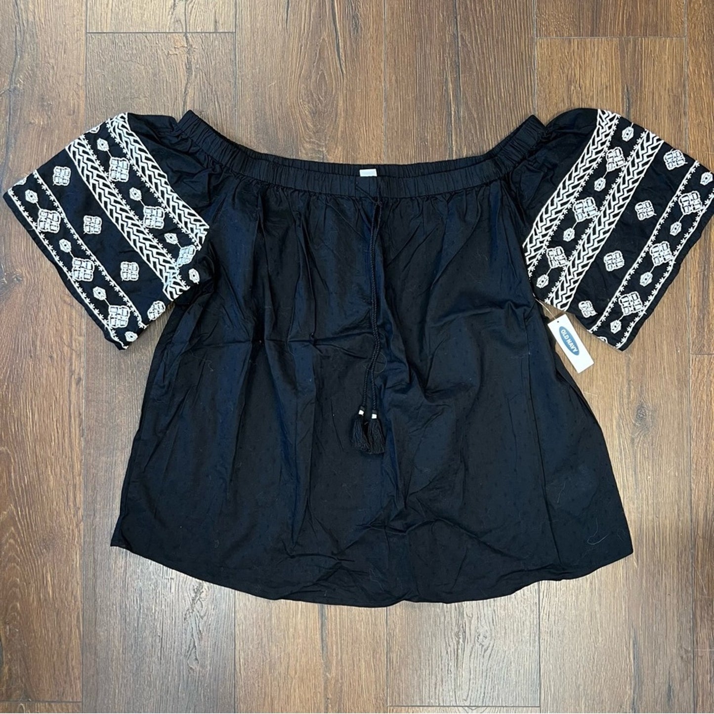 🆕 Old Navy, black embroidered sleeve top SZ LG