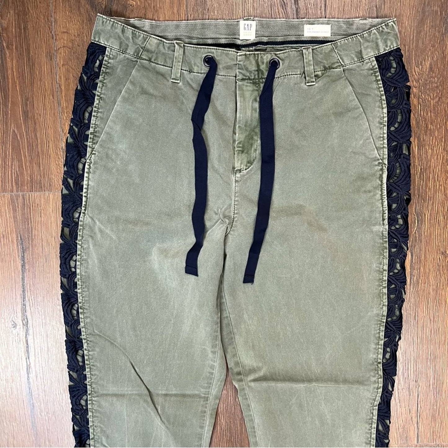 Gap Girlfriend Chinos with Side Lace Detailing
SZ 10 Tall