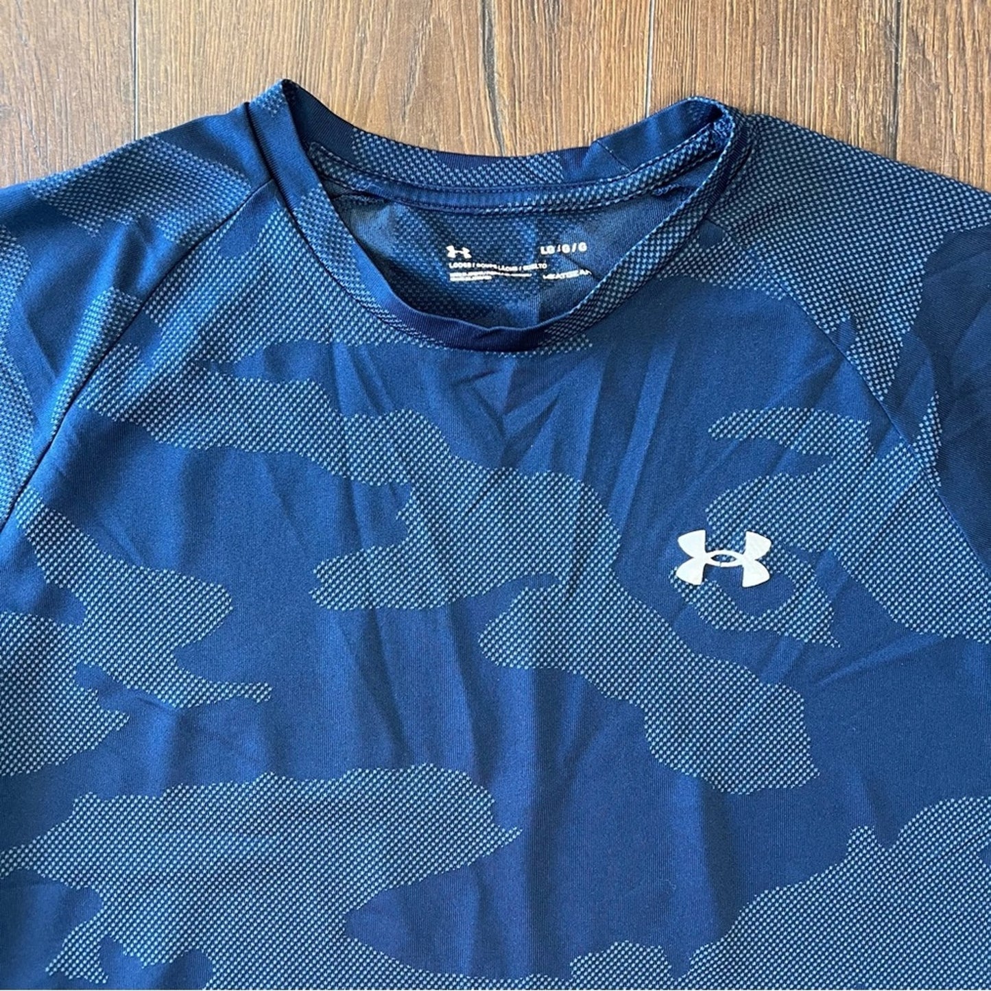 Men’s Under Armour , navy camo loose fit heat gear tee SZ LG