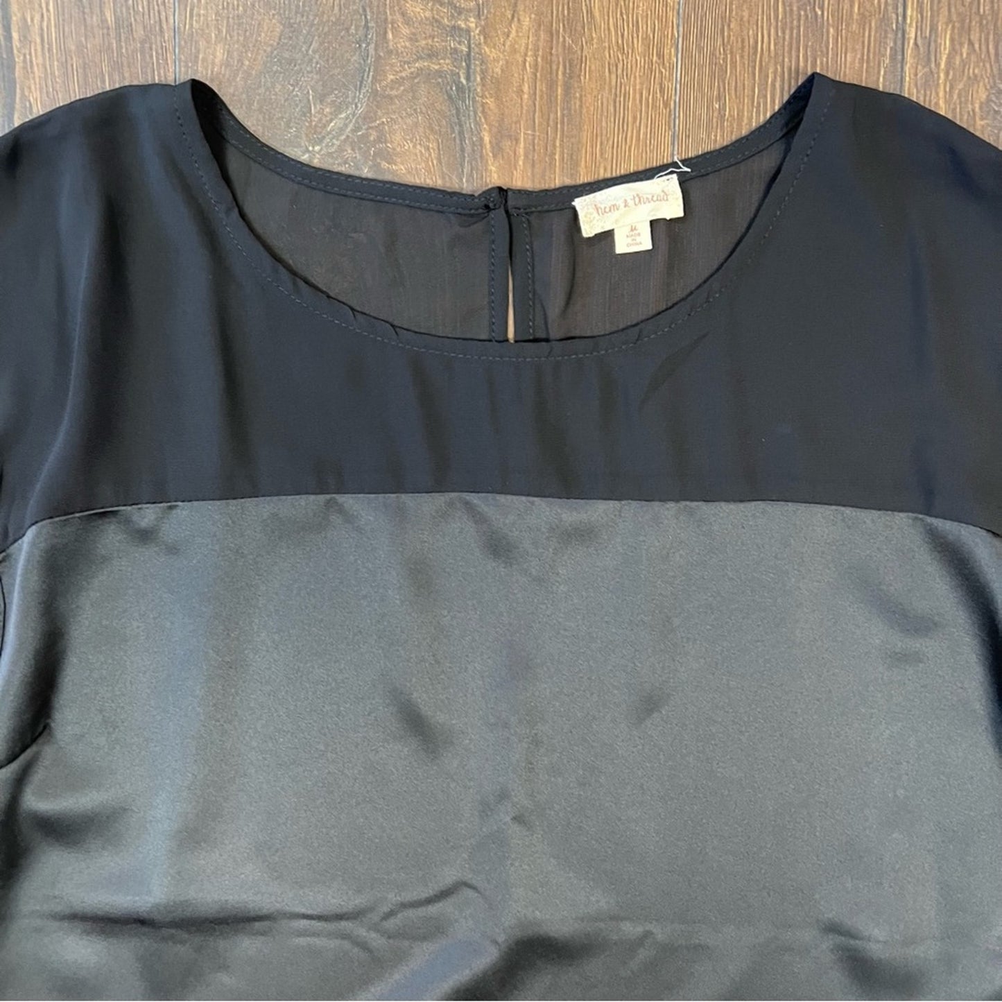 NWOT Hem & Thread Forgotten Promises
Satin Short Sleeve SZ MED