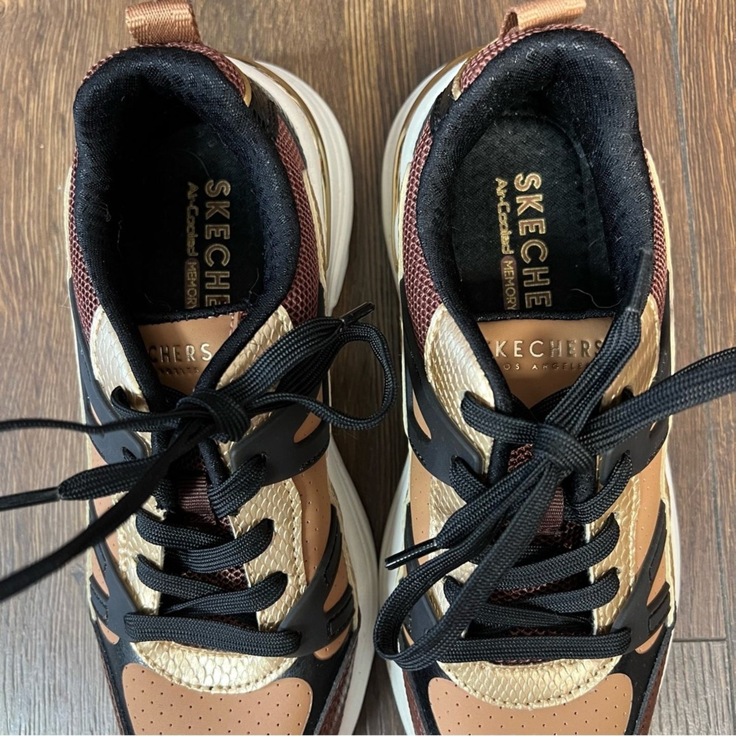 Skechers brown and black lace up sneaker SZ 6