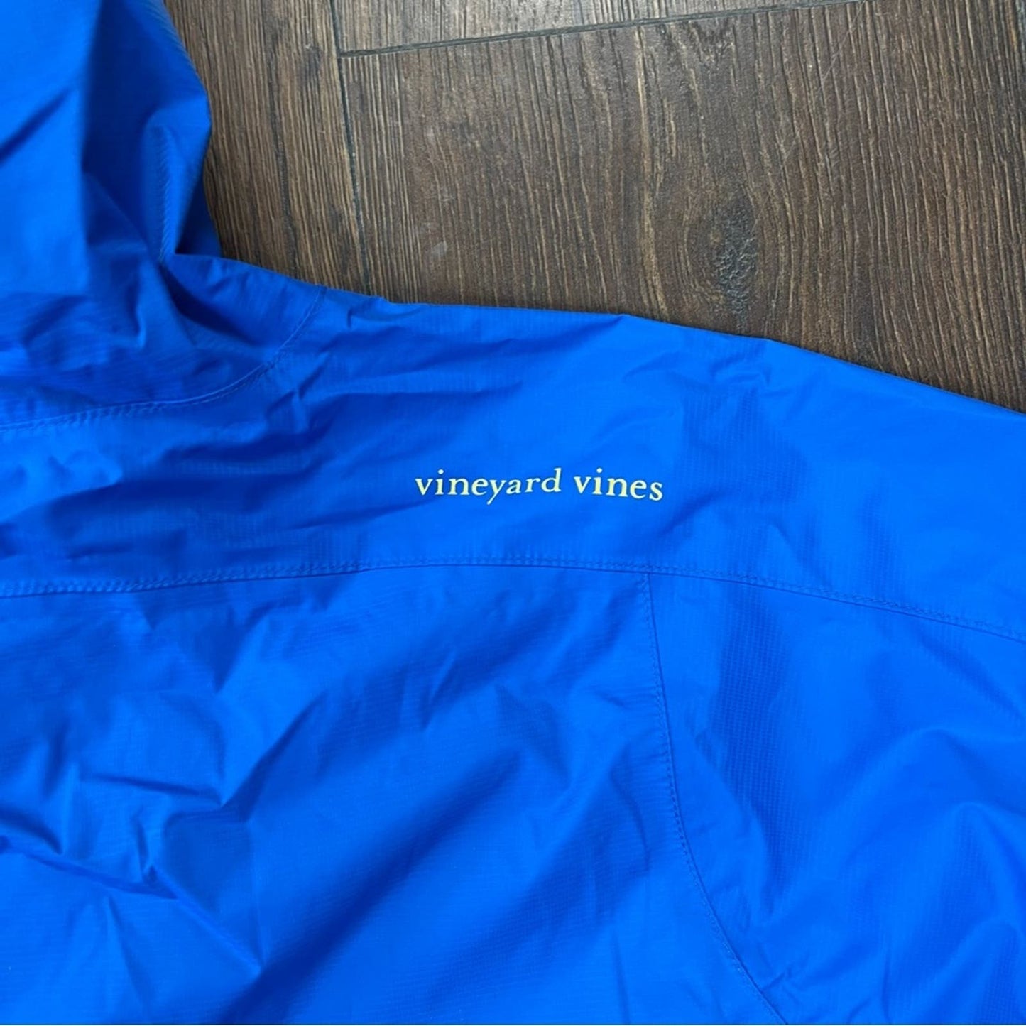 Vineyard Vines blue & yellow Stow & Go Raincoat SZ MED