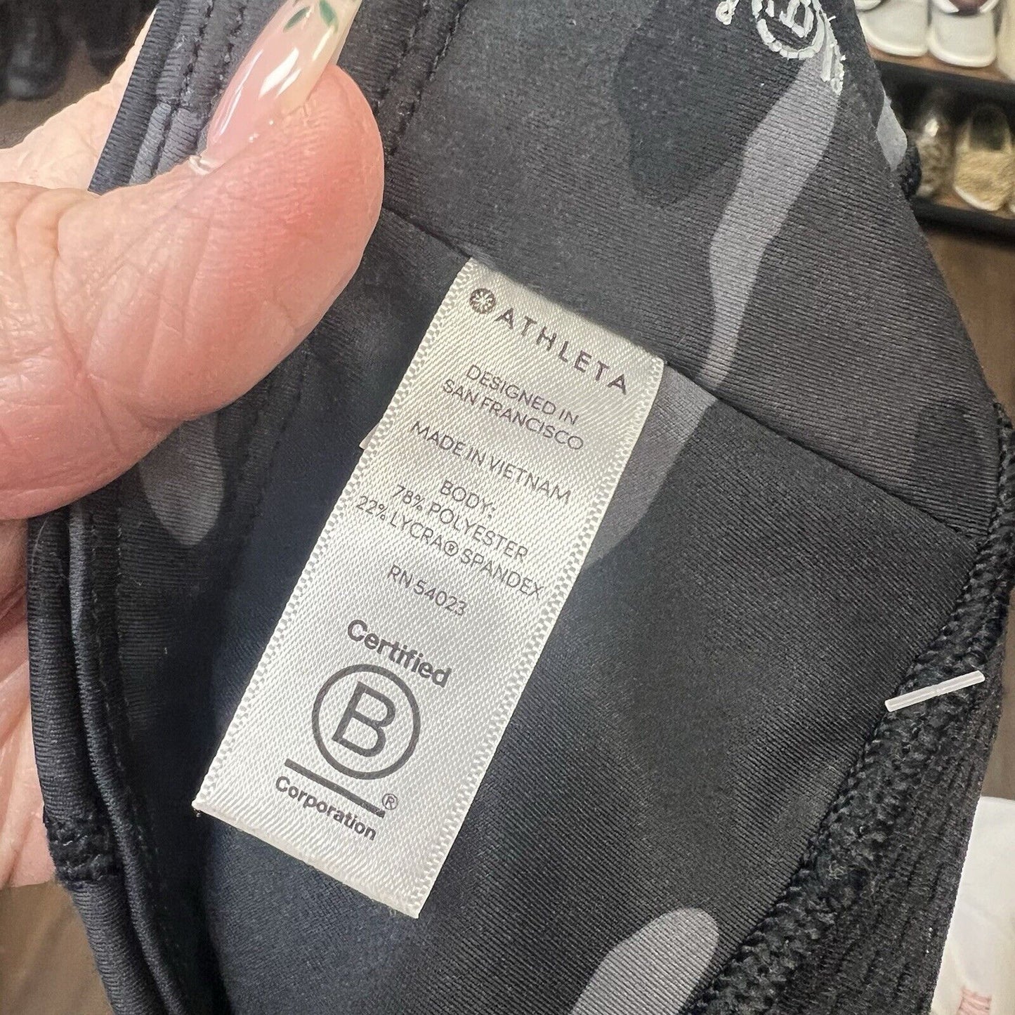 ATHLETA Contender Black Gray CAMO 7/8 Tight Leggings Zip Pockets Size SM