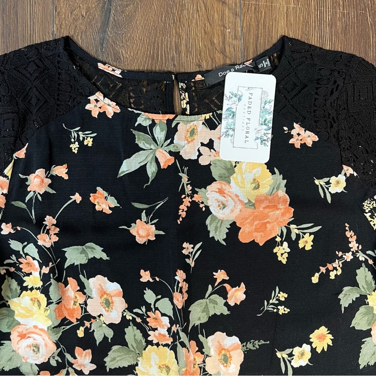 🆕 Faded Floral black floral ruffle sleeve top 
SZ SM