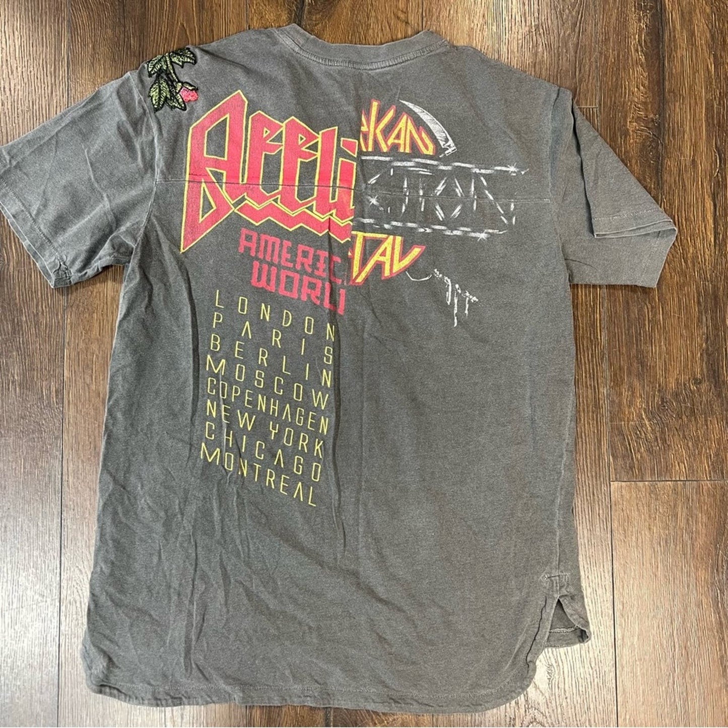 Affliction gray floral embroidered tee SZ MED