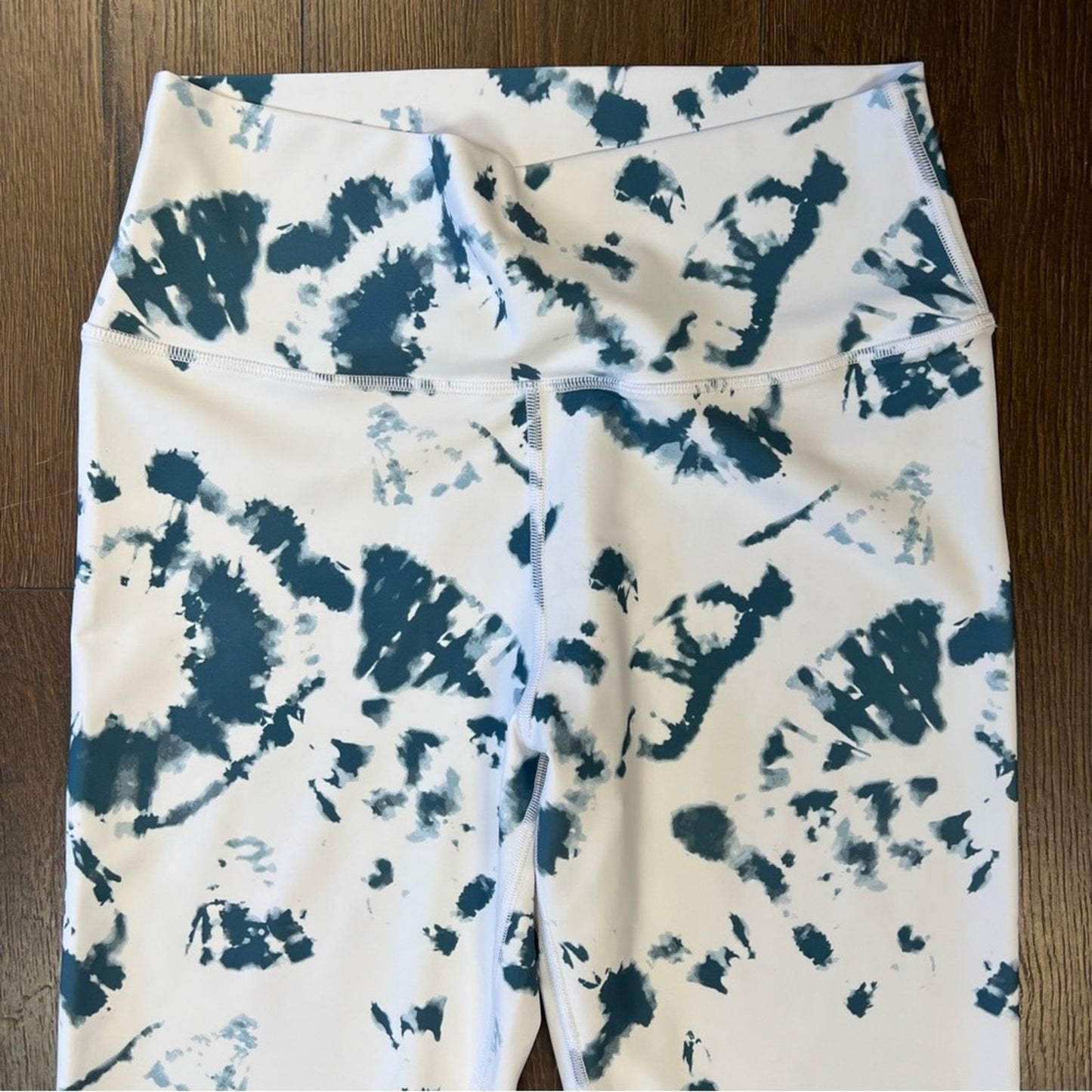 Soul Cycle blue tie-dye leggings SZ LG