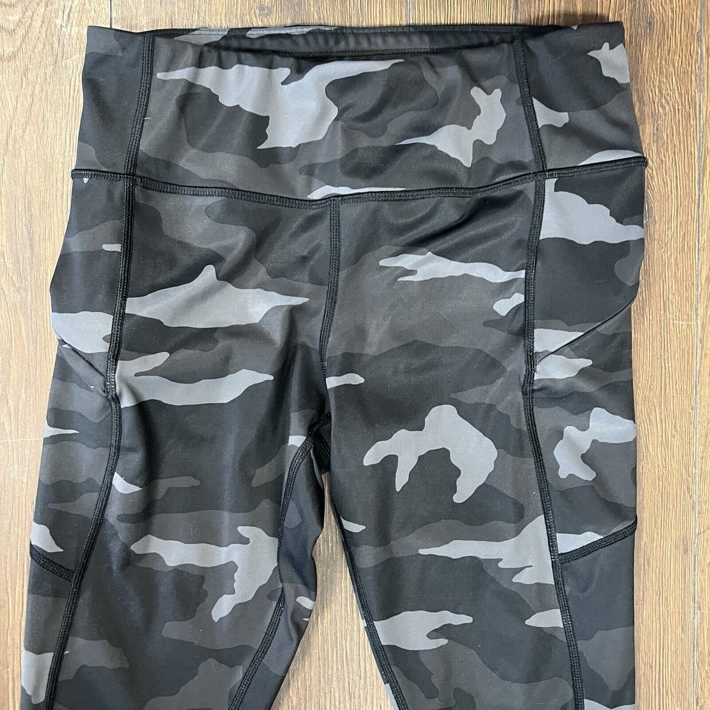ATHLETA Contender Black Gray CAMO 7/8 Tight Leggings Zip Pockets Size SM