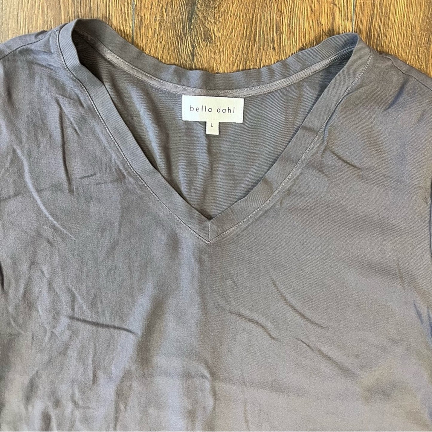 🆕 Bella Dahl v neck tee SZ LG