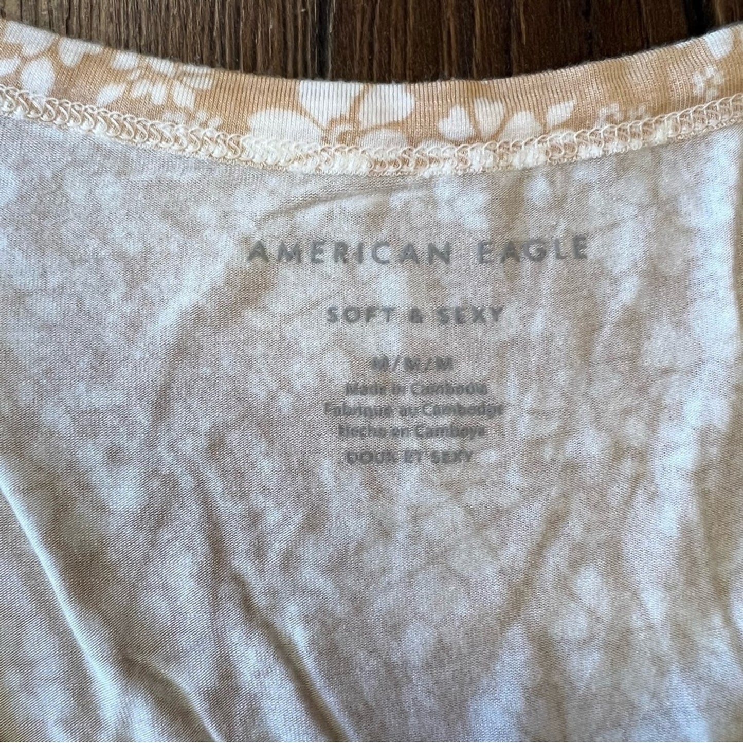 🆕 American Eagle peach floral V-neck tee SZ MED
