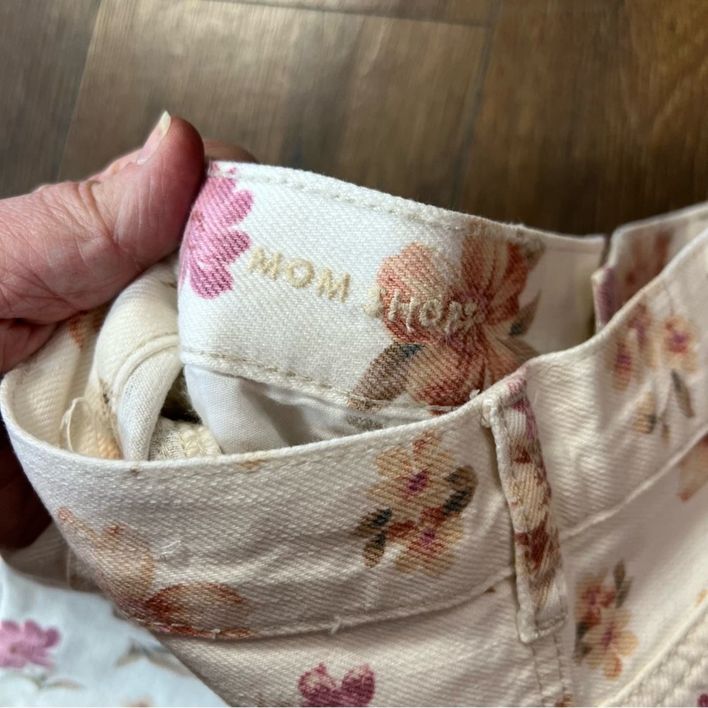 American Eagle white floral mom shorts SZ 4
