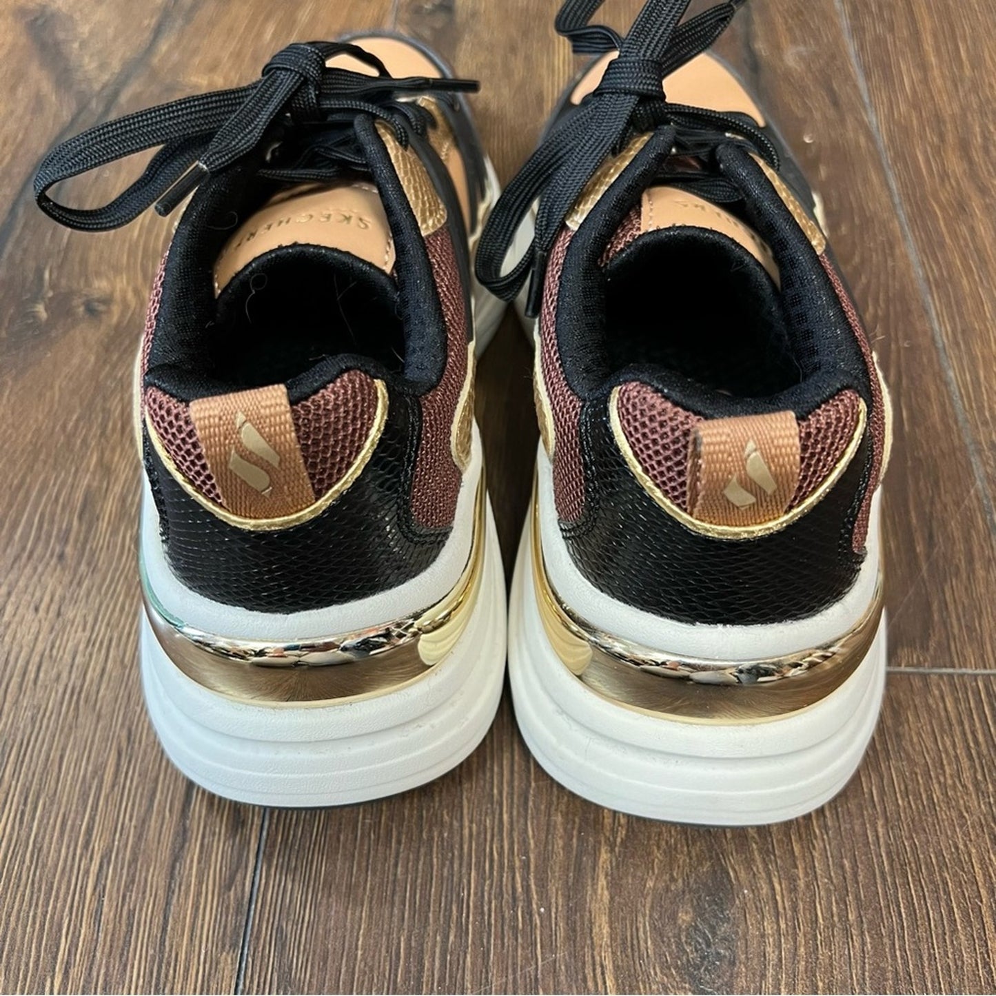 Skechers brown and black lace up sneaker SZ 6