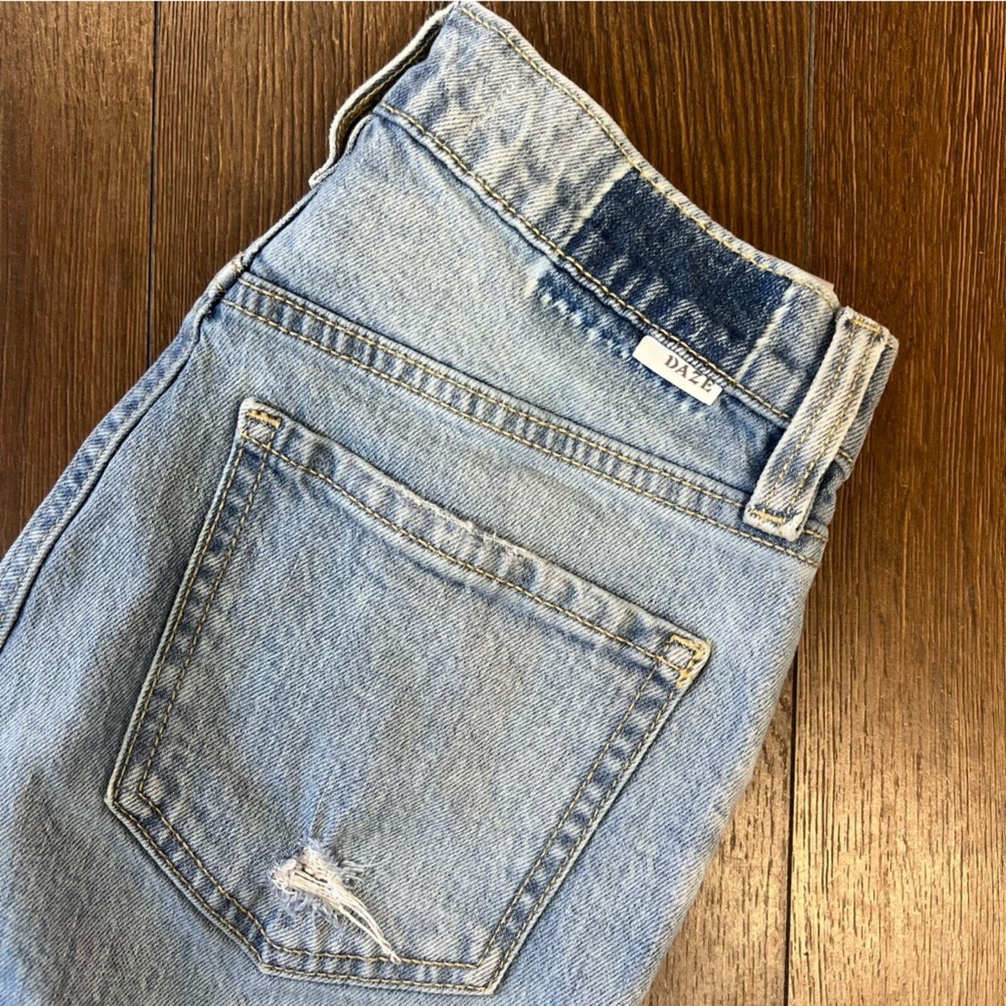 Daze denim go-getter light wash distressed flare jeans SZ 25/0