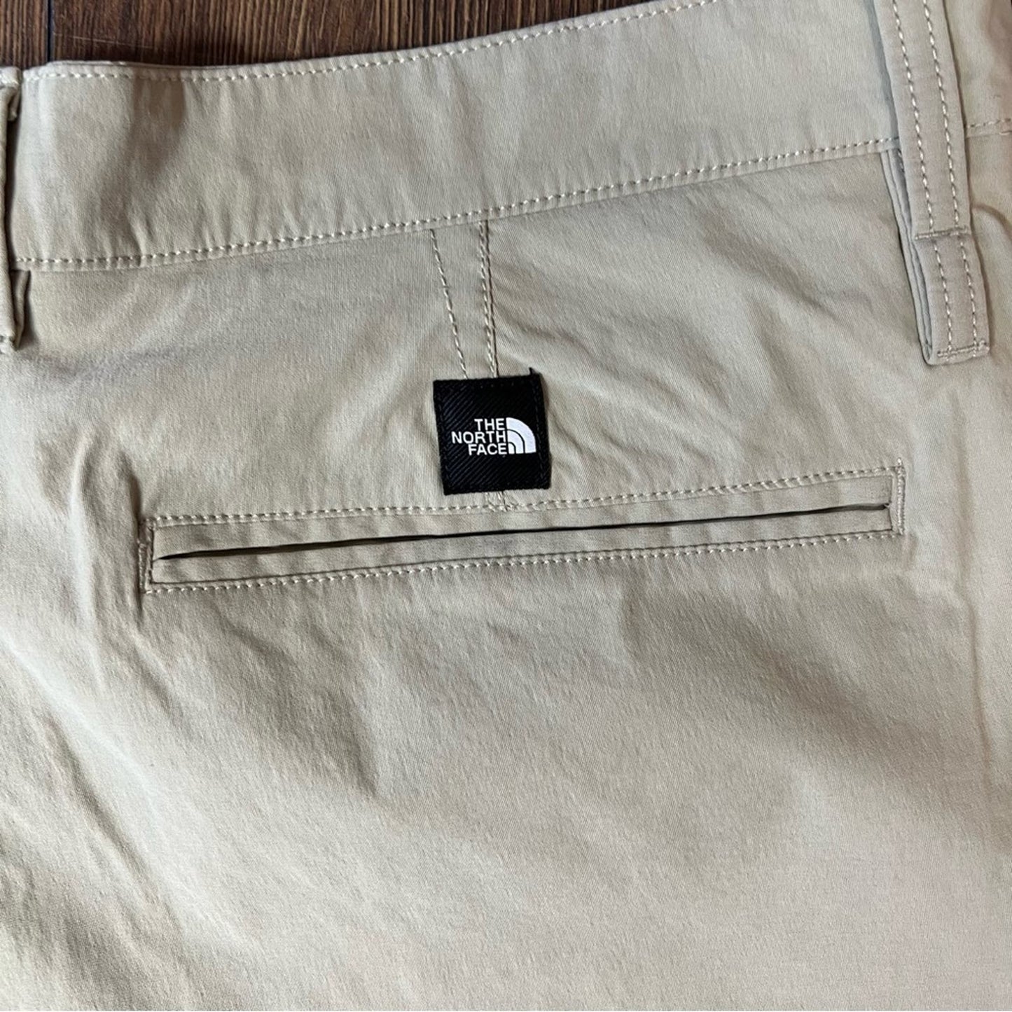 Men’s North Face flat front hiking shorts SZ 36