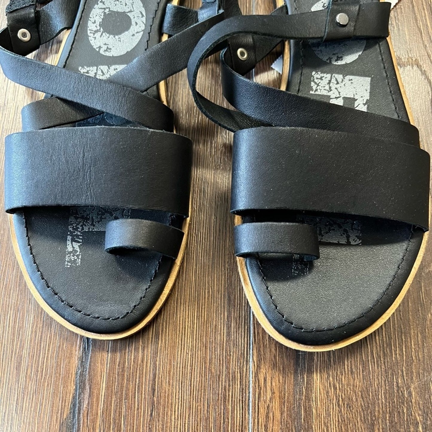 Sorel Ella cross cross sandal SZ 6