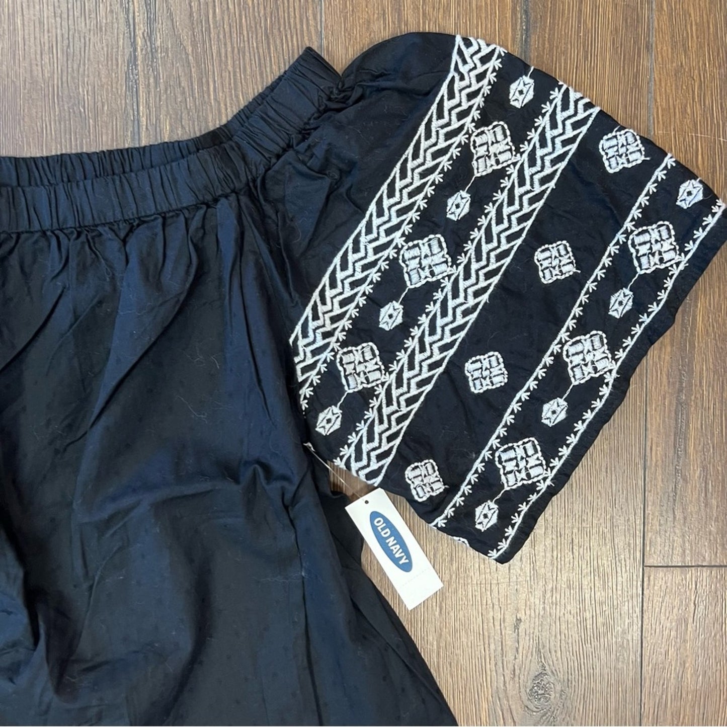 🆕 Old Navy, black embroidered sleeve top SZ LG