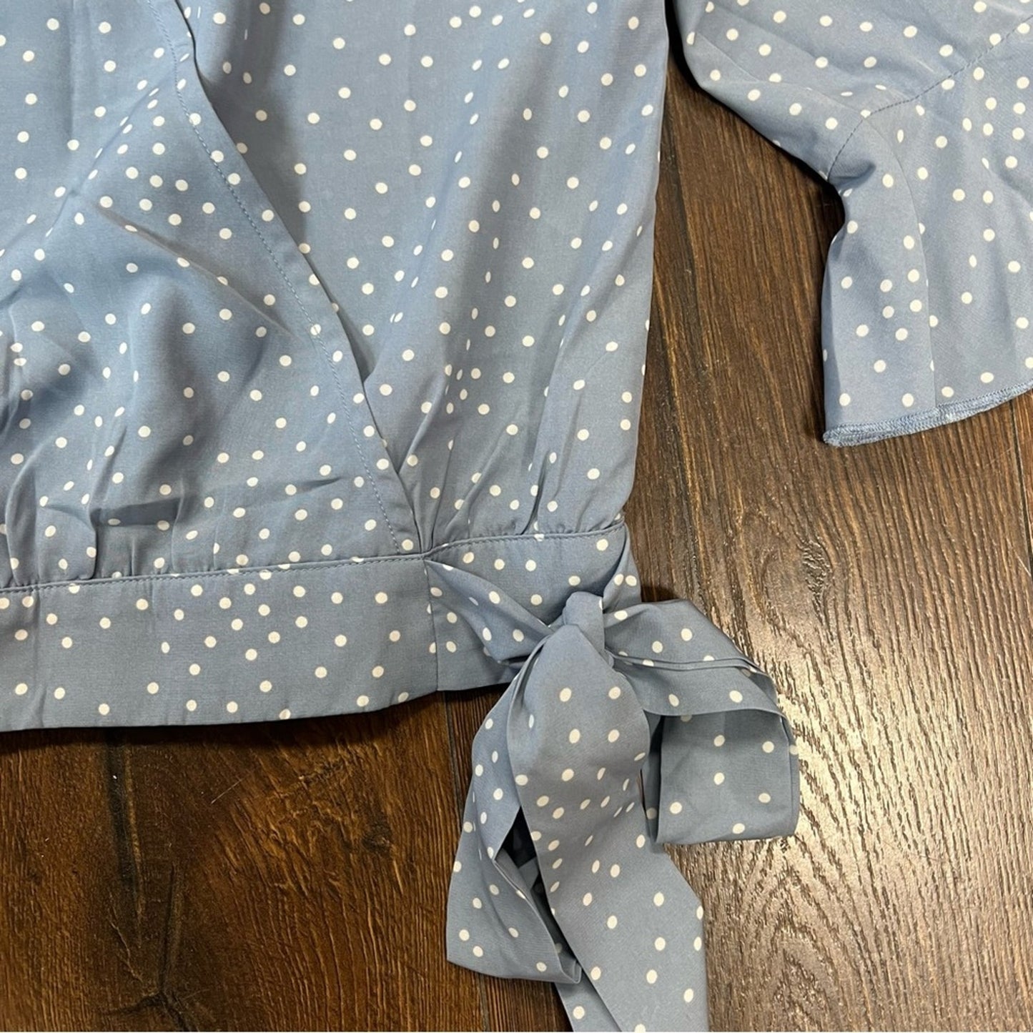 🆕 Faded Floral boutique Hem & Threads blue polka dot blouse SZ MED