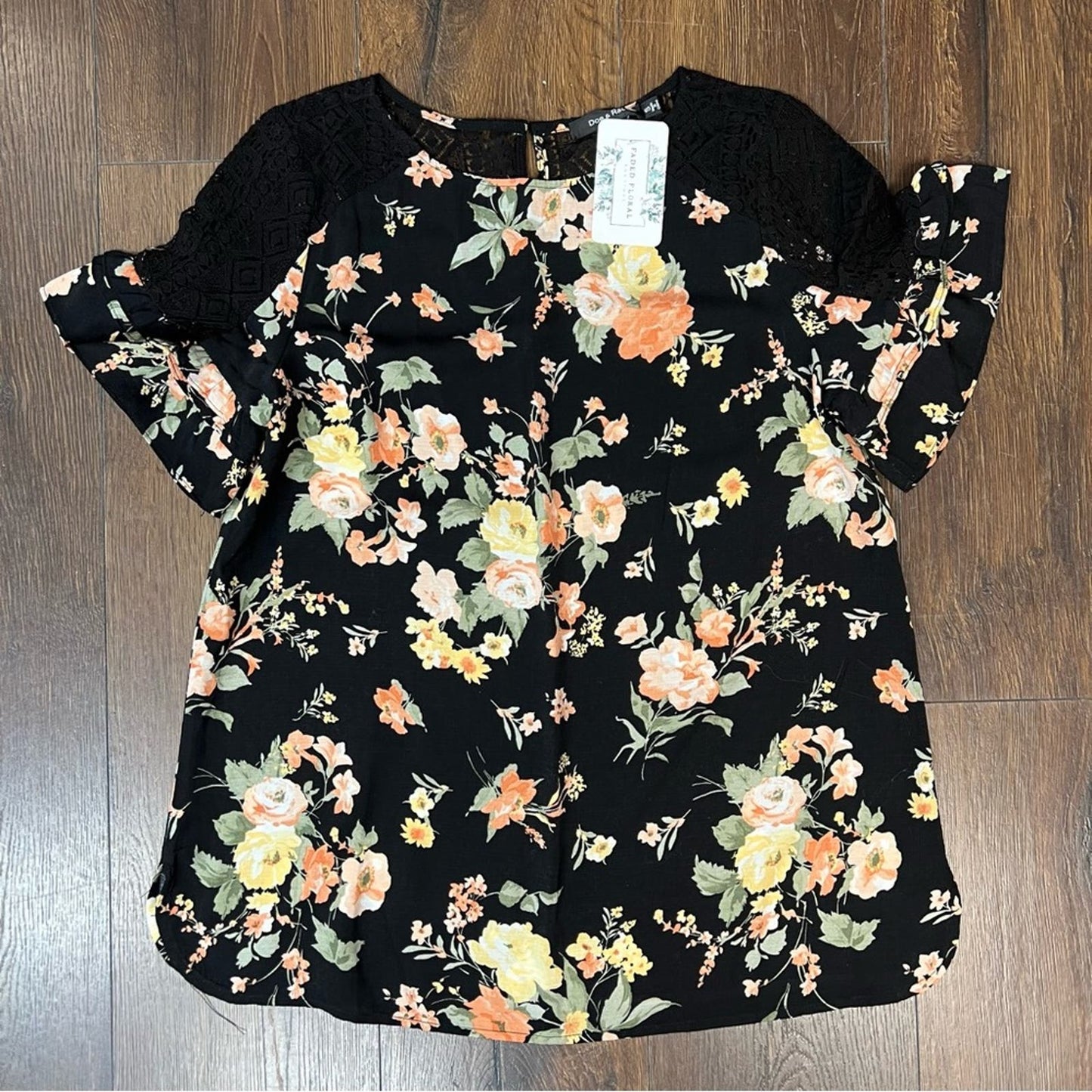 🆕 Faded Floral black floral ruffle sleeve top 
SZ SM