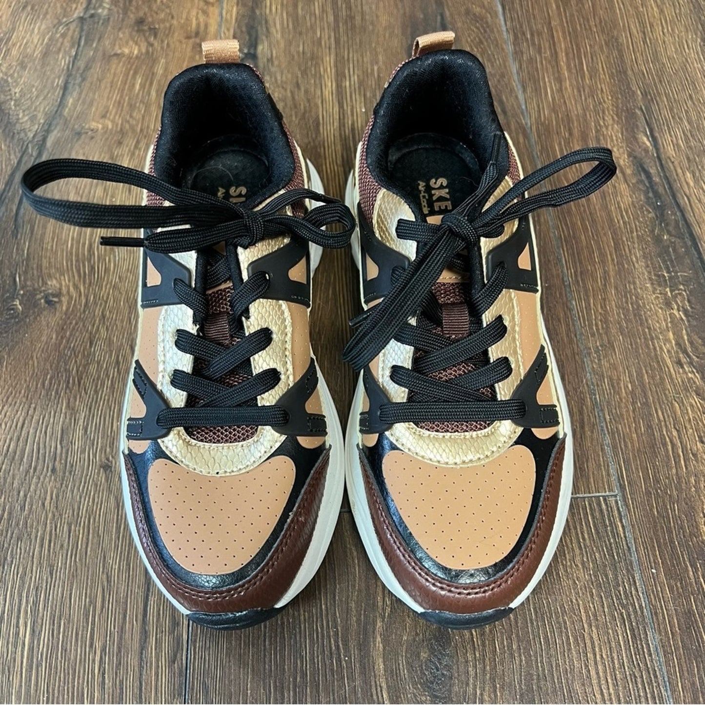 Skechers brown and black lace up sneaker SZ 6
