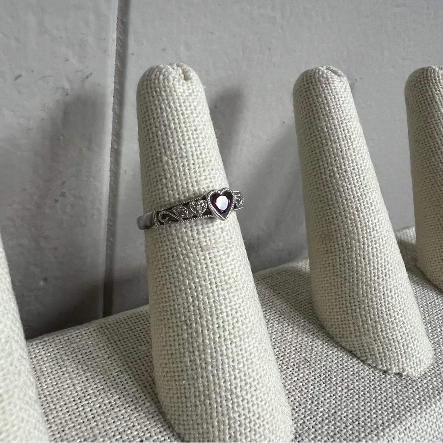 10K White Gold heart Ring with diamonds Helzberg Diamonds SZ 5.5