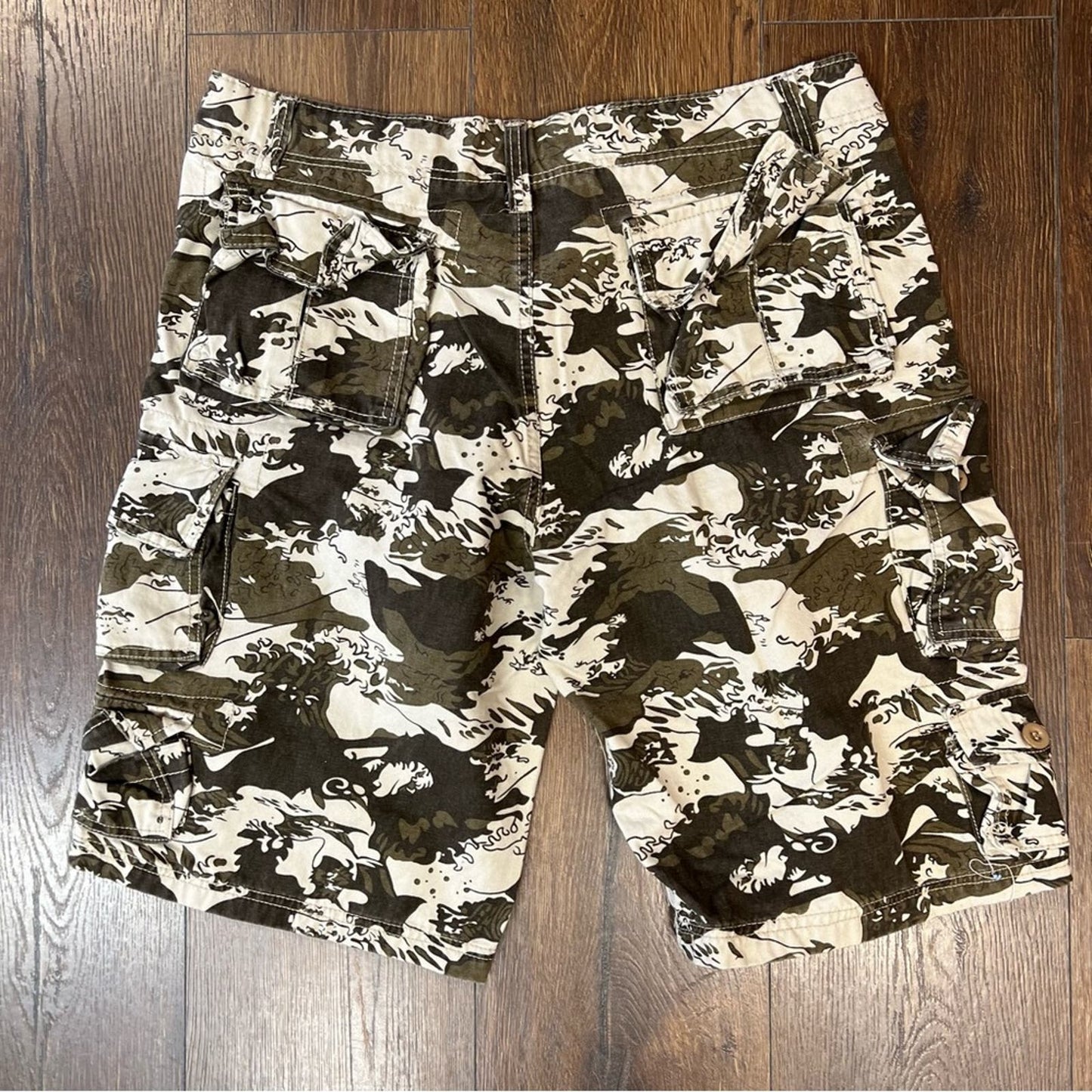 Men’s AOWOFS camo cargo shorts SZ XL