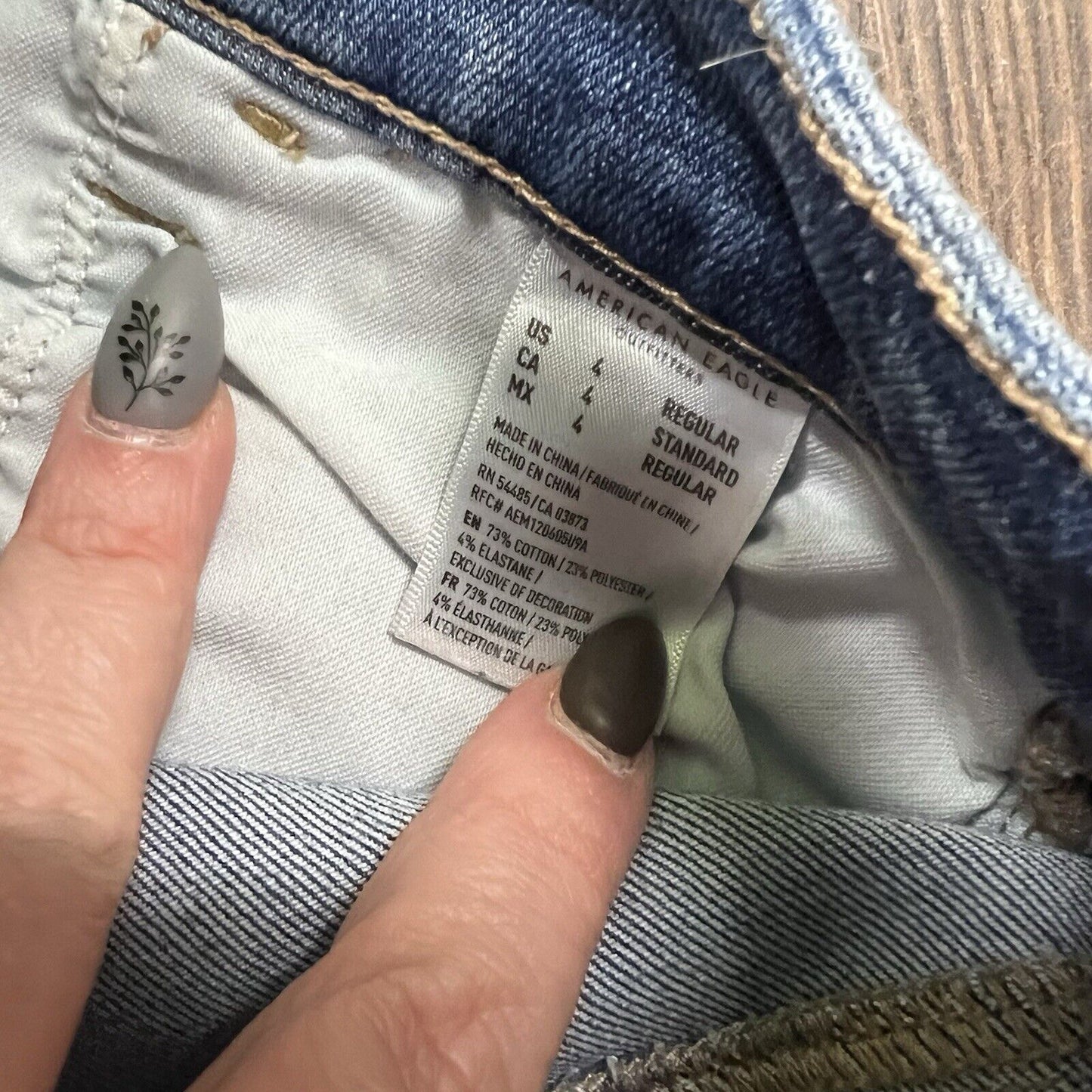 American Eagle Medium Wash Distressed high-rise jegging SZ 4