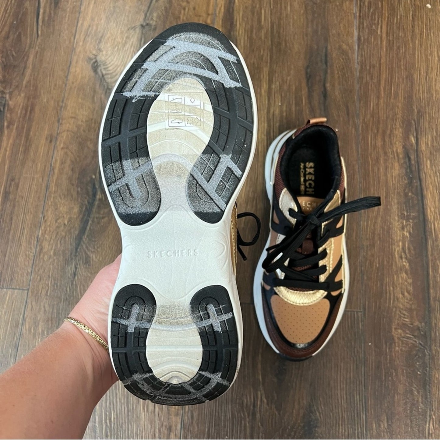 Skechers brown and black lace up sneaker SZ 6