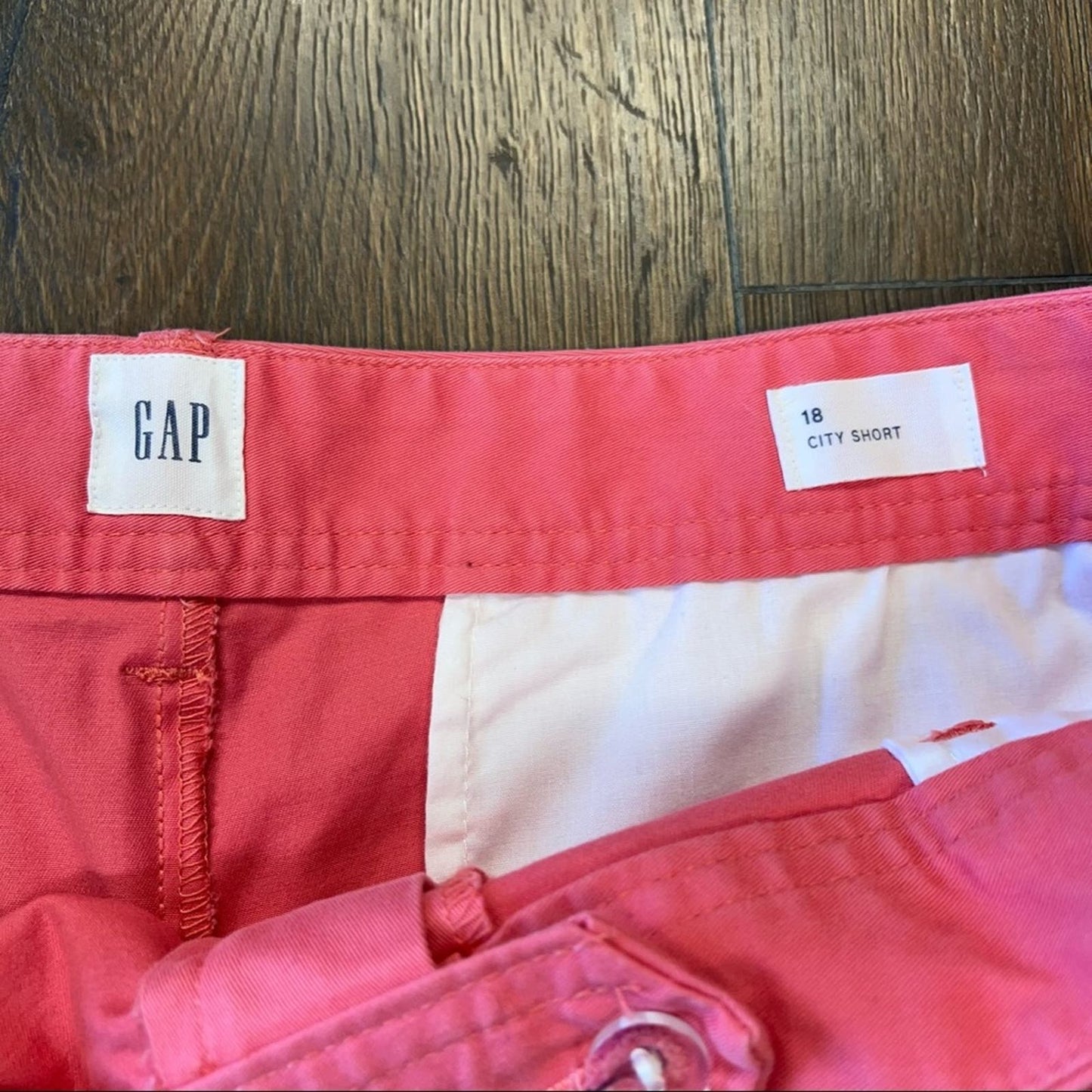 NWT GAP mid rise city shorts in coral SZ 18