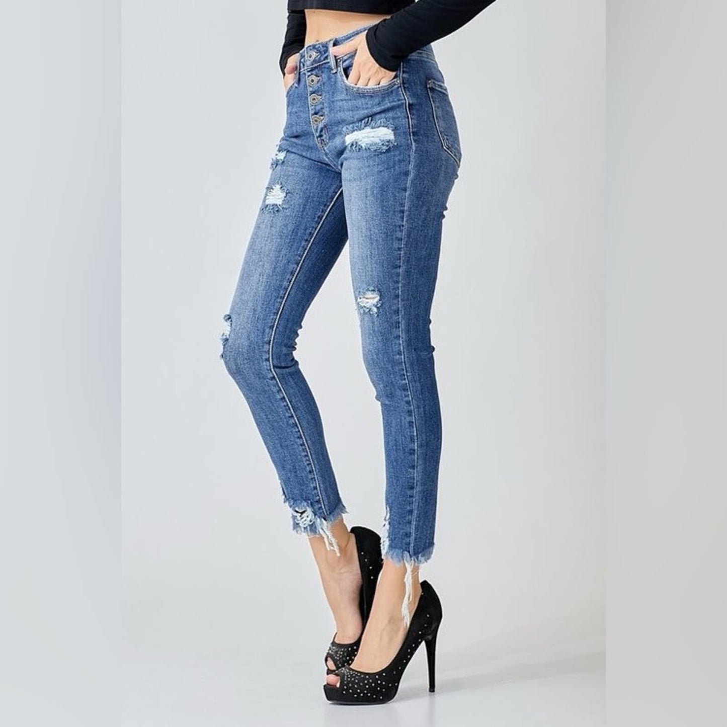 Risen medium wash distressed skinny jeans SZ 31/13