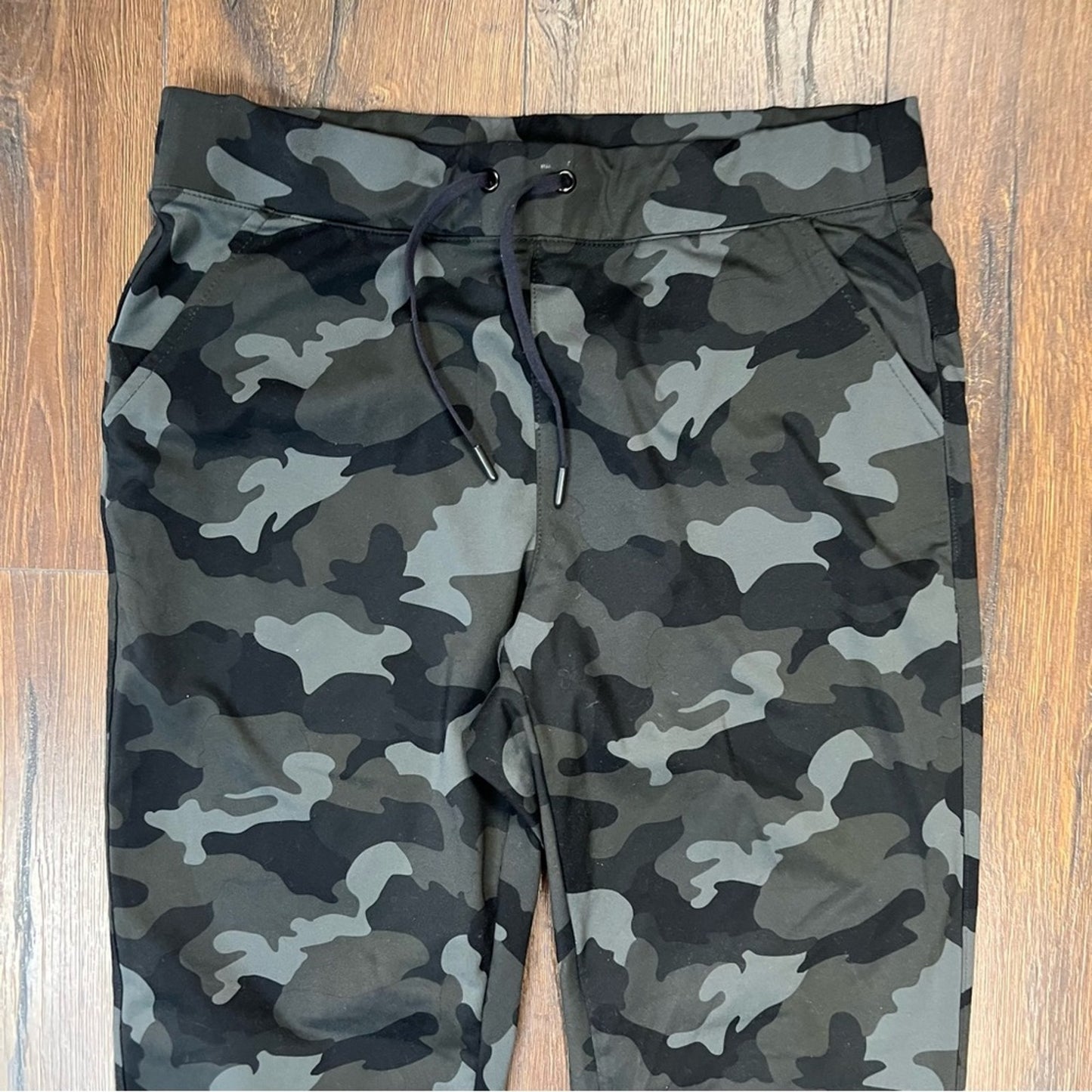 Yogaliciois camo jogger pants SZ MED