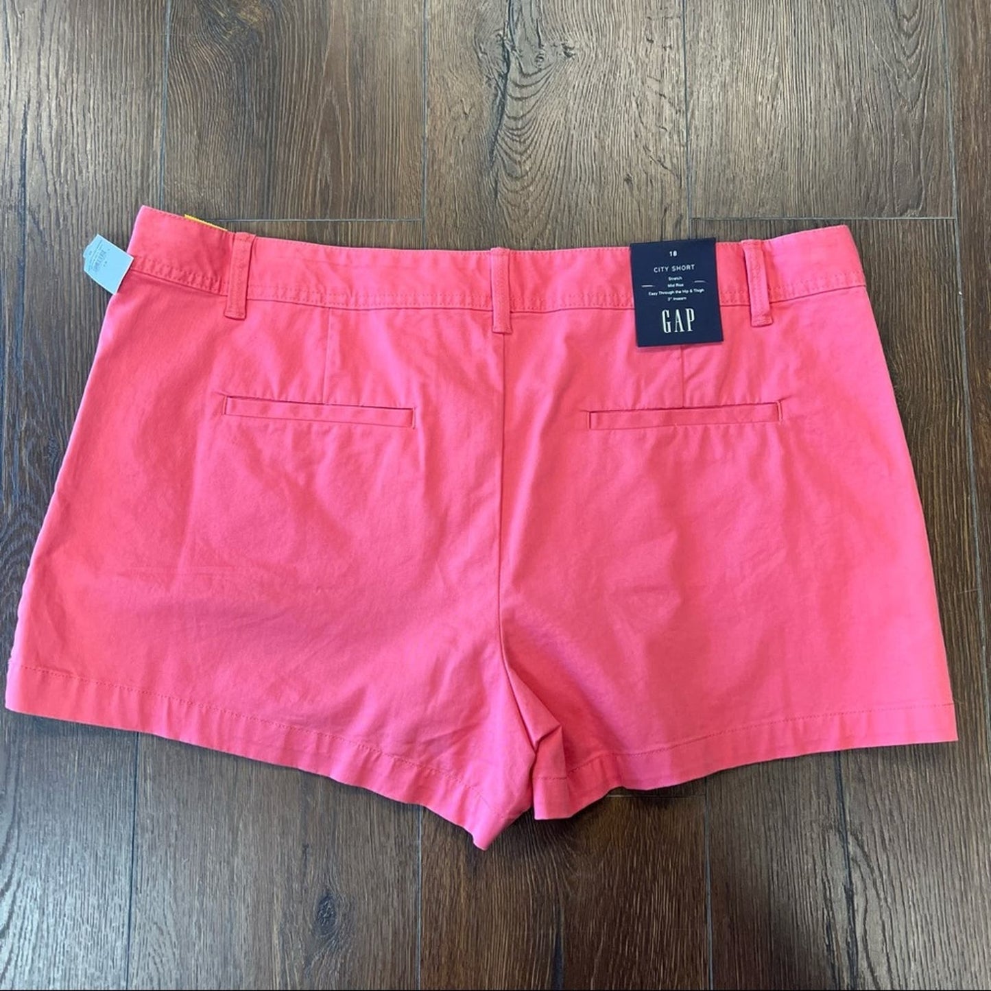 NWT GAP mid rise city shorts in coral SZ 18