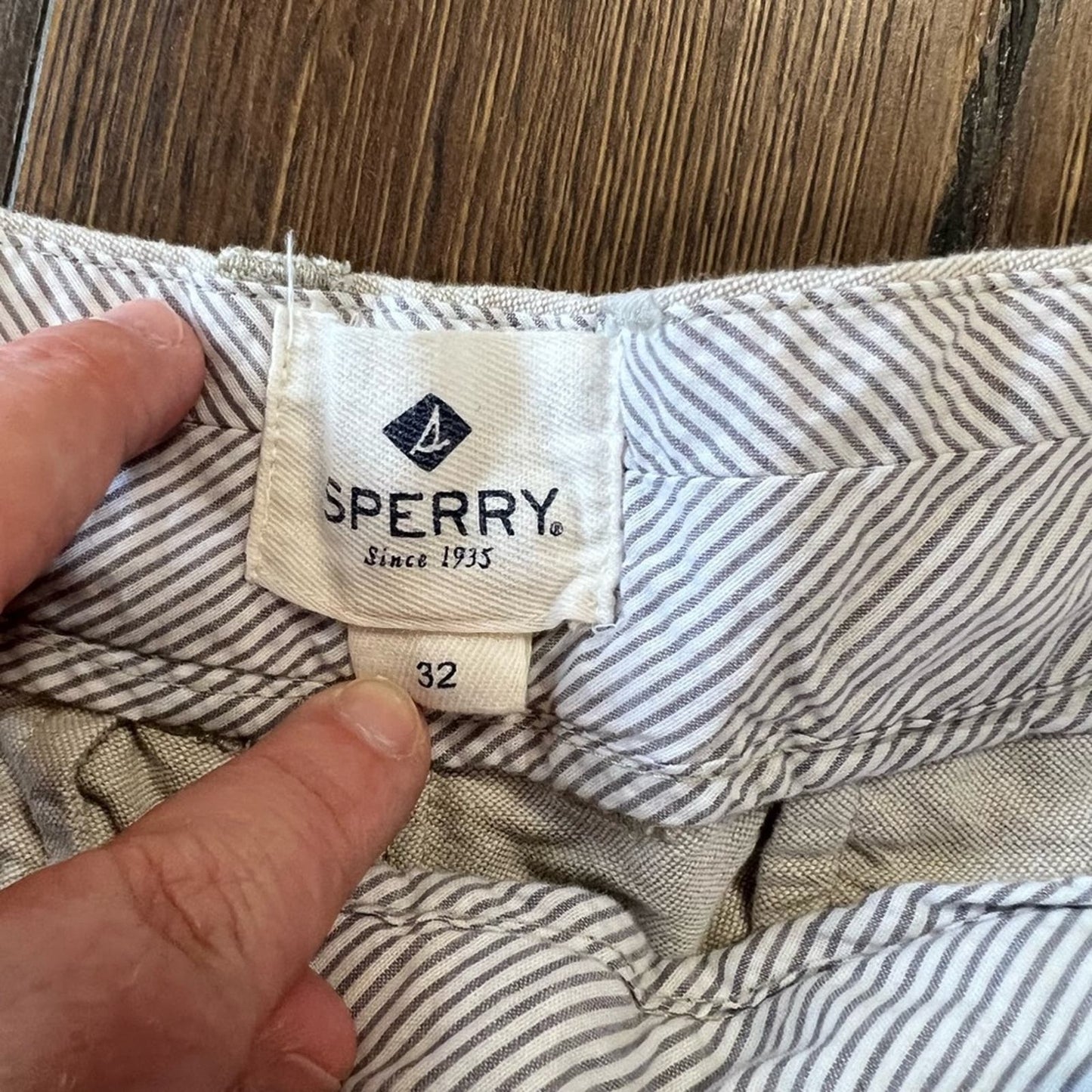 Sperry khaki shorts SZ 32