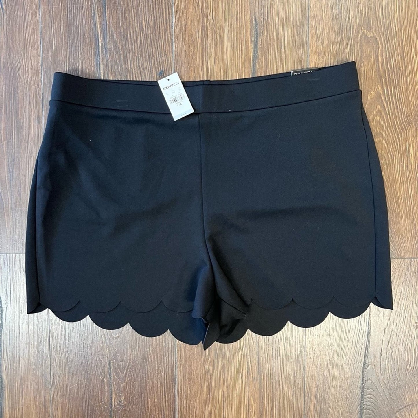 🆕 Express scalloped 2.5in short SZ LG