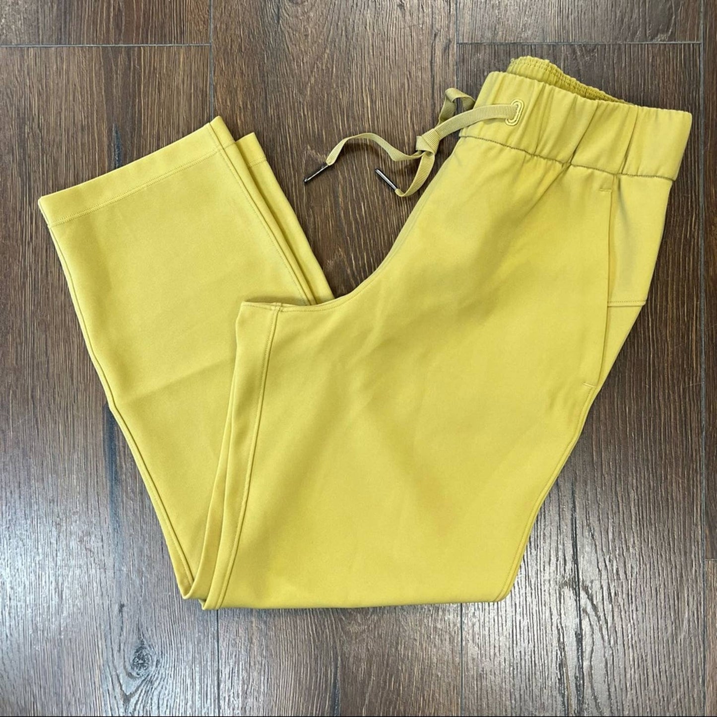 Lululemon On the Fly Crop *Woven 23" Vintage Gold SZ 2