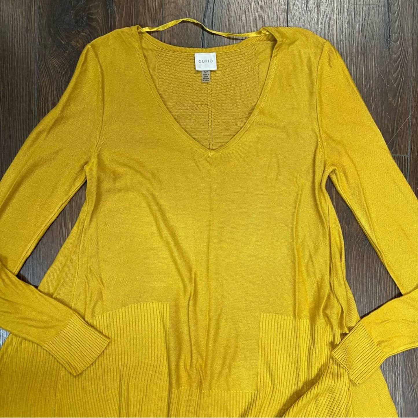 Cupio yellow v neck dagger sweater SZ SM