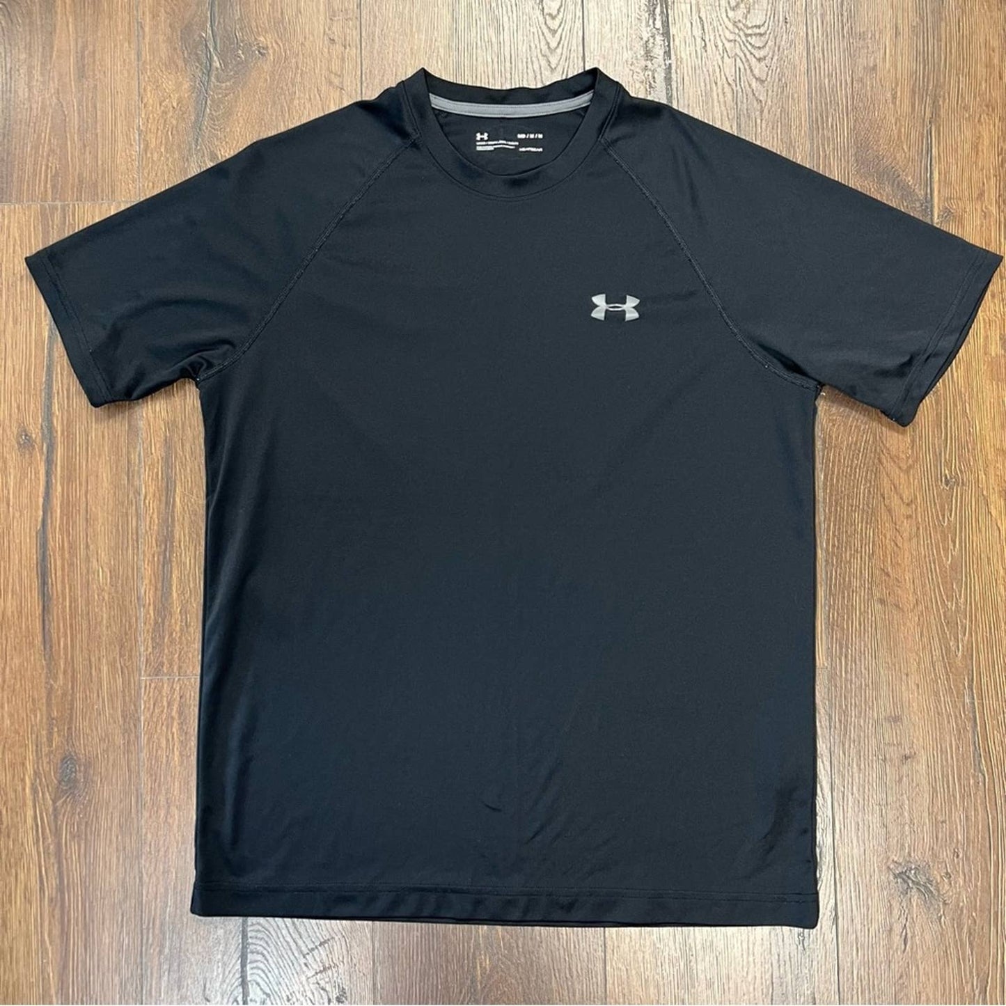 Mens Under Armour loose fit tee SZ MED