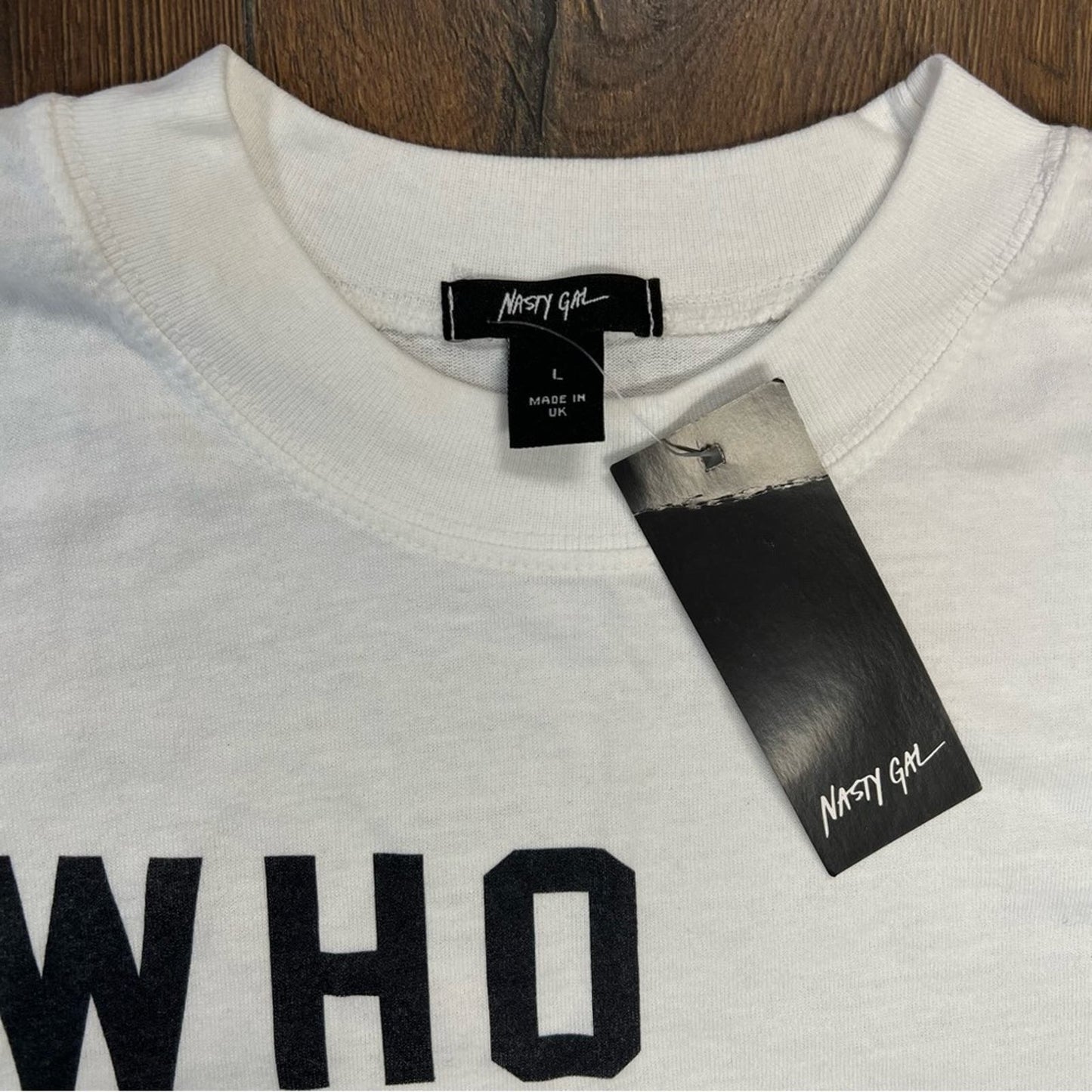 🆕 Nasty Gal Who Are You Anyway Graphic T-Shirt SZ LG