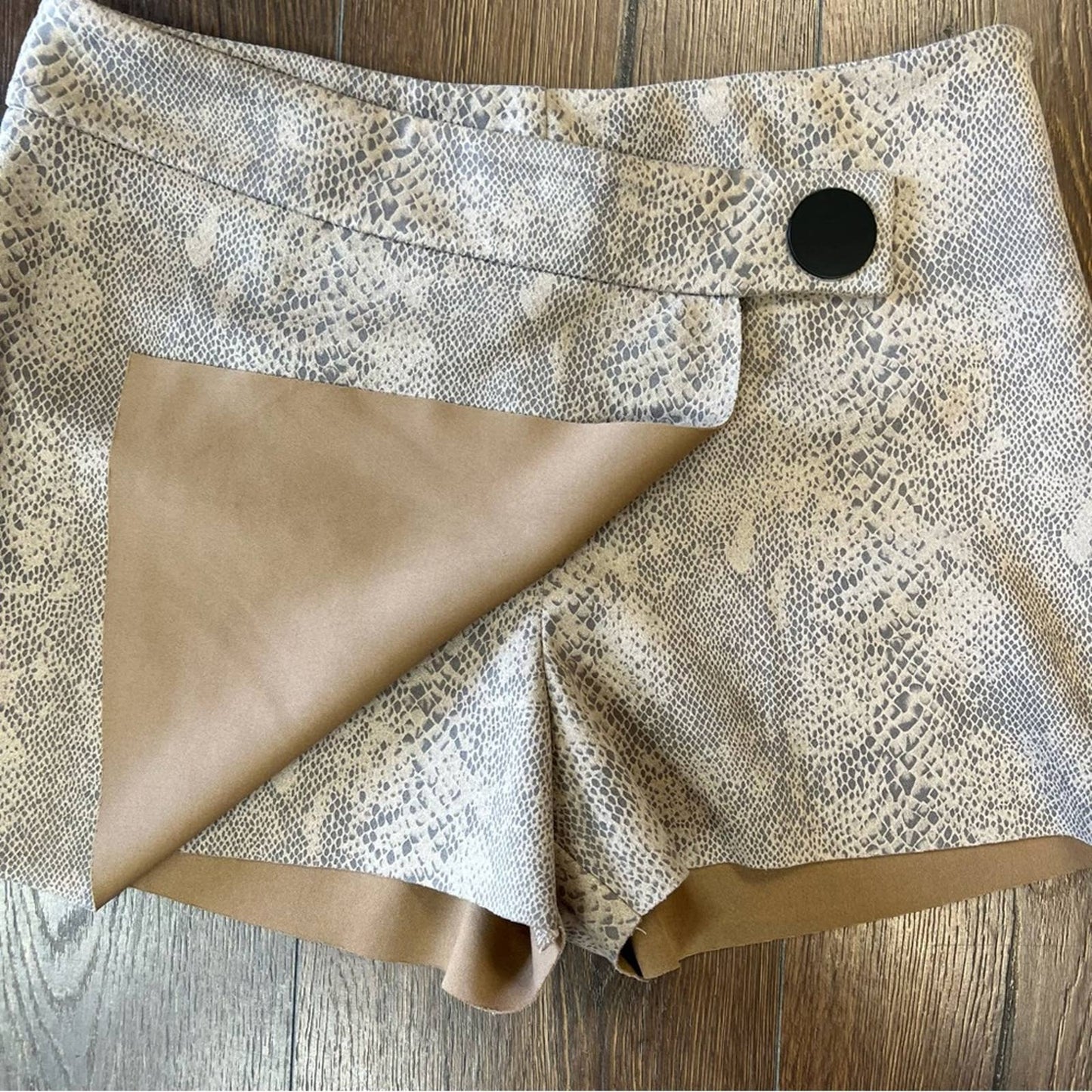 Versona snake print skort SZ MED