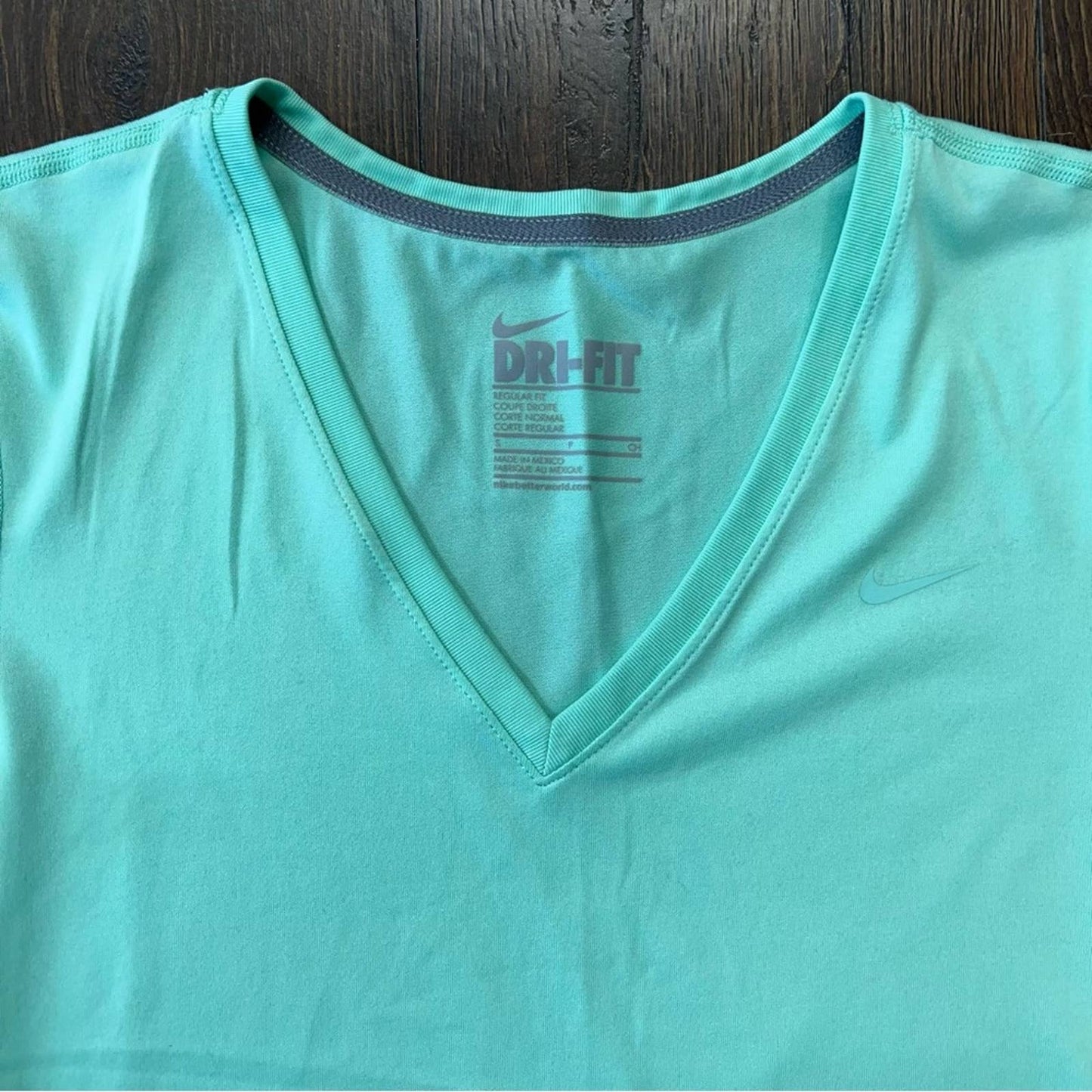 Nike Dri-Fit regular fit v-neck tee SZ SM