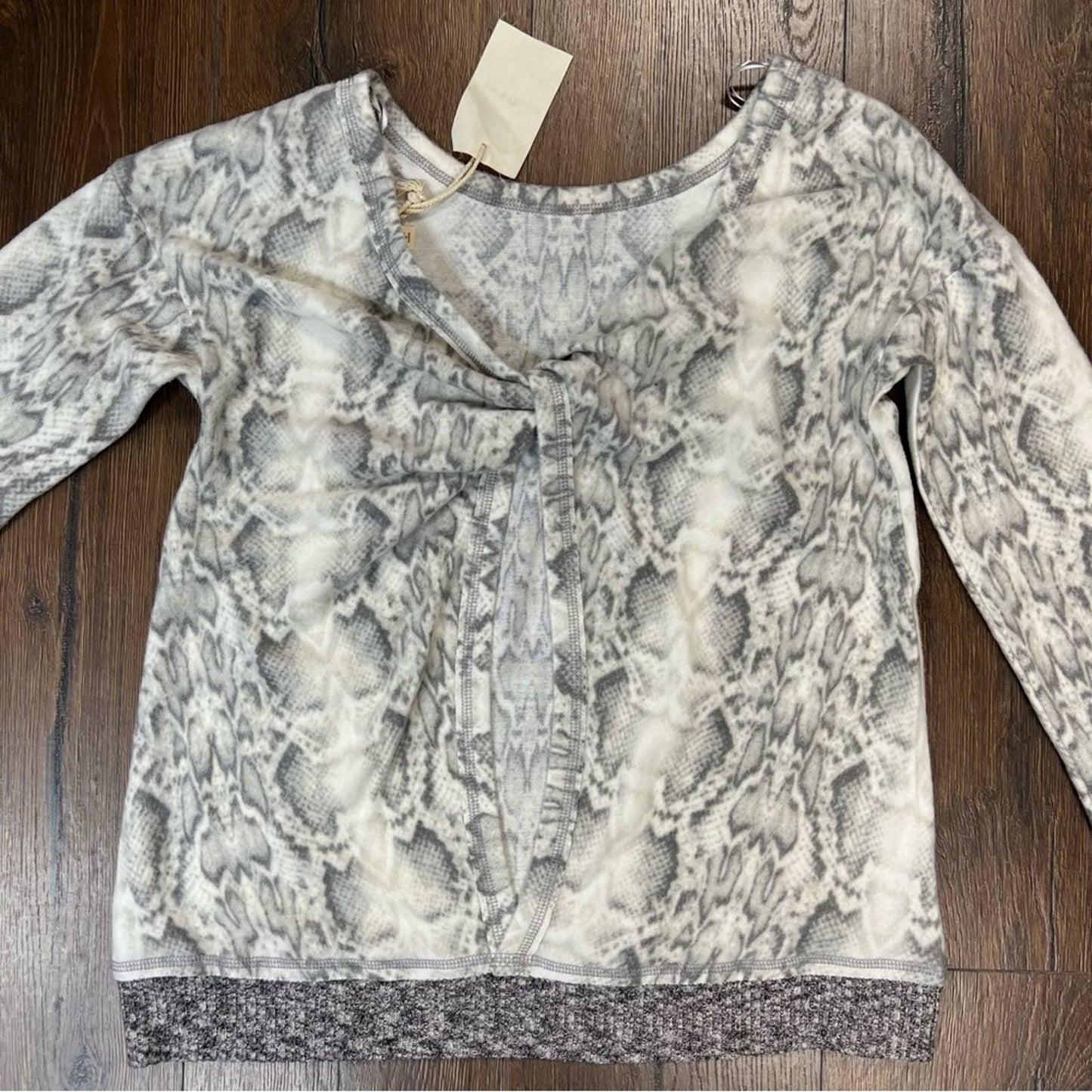 🆕 Thread & Hem soft snake print top SZ LG