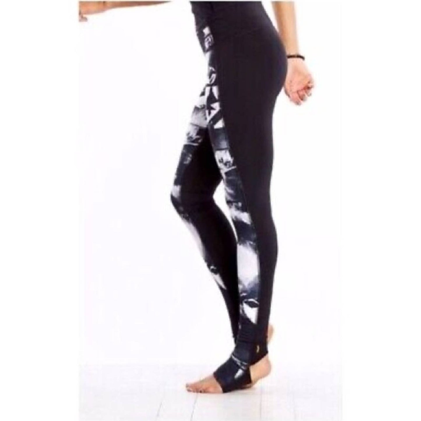 🆕 Lucy powerfully poised abstract leggings SZ MED