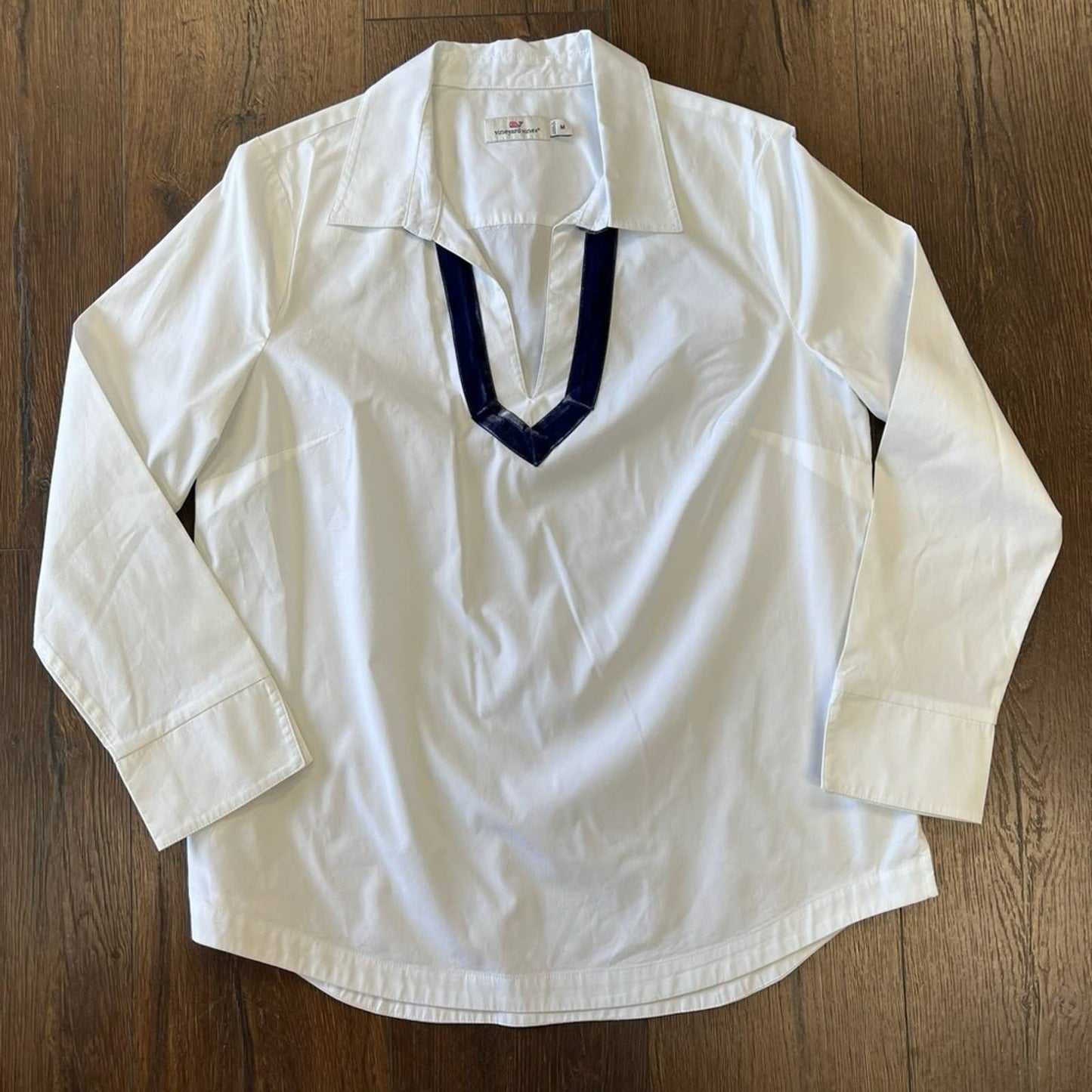 Vineyard Vine collar shirt SZ MED