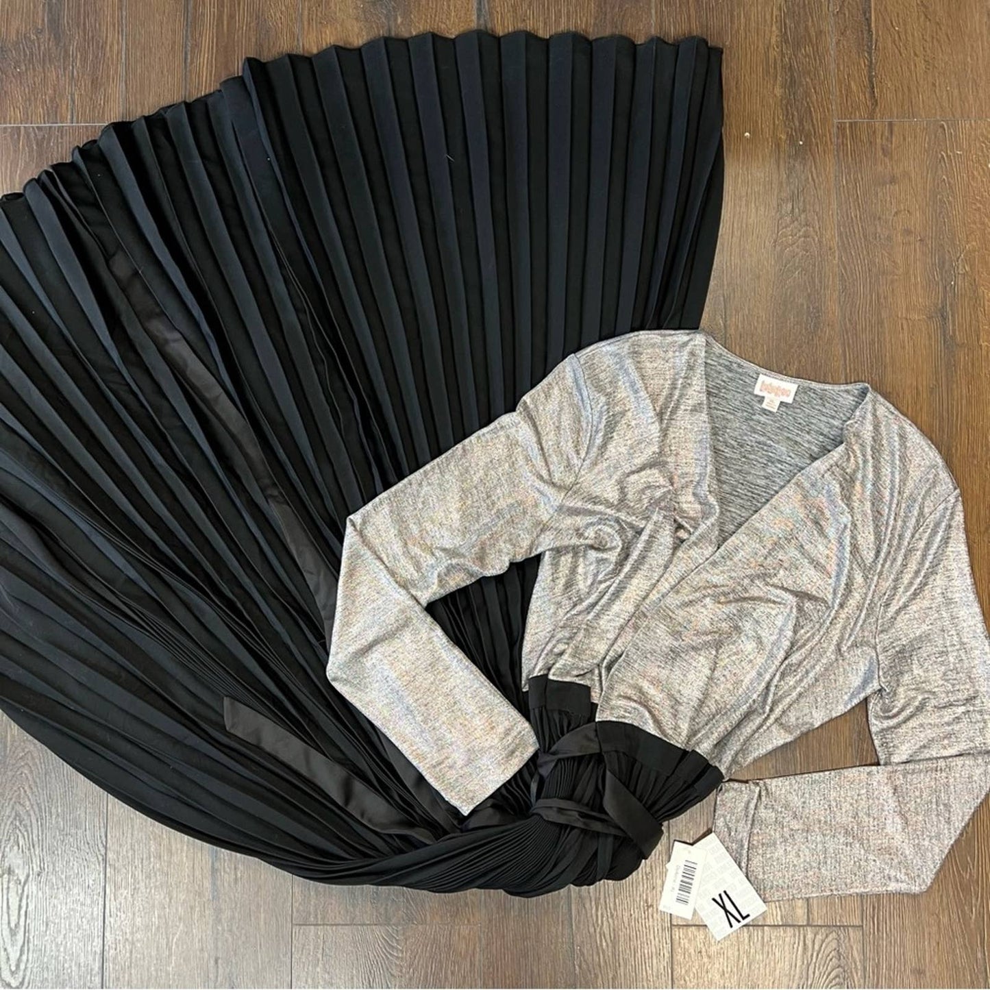 🆕 LuLaRoe DeAnna black pleated skirt with metallic top SZ XL