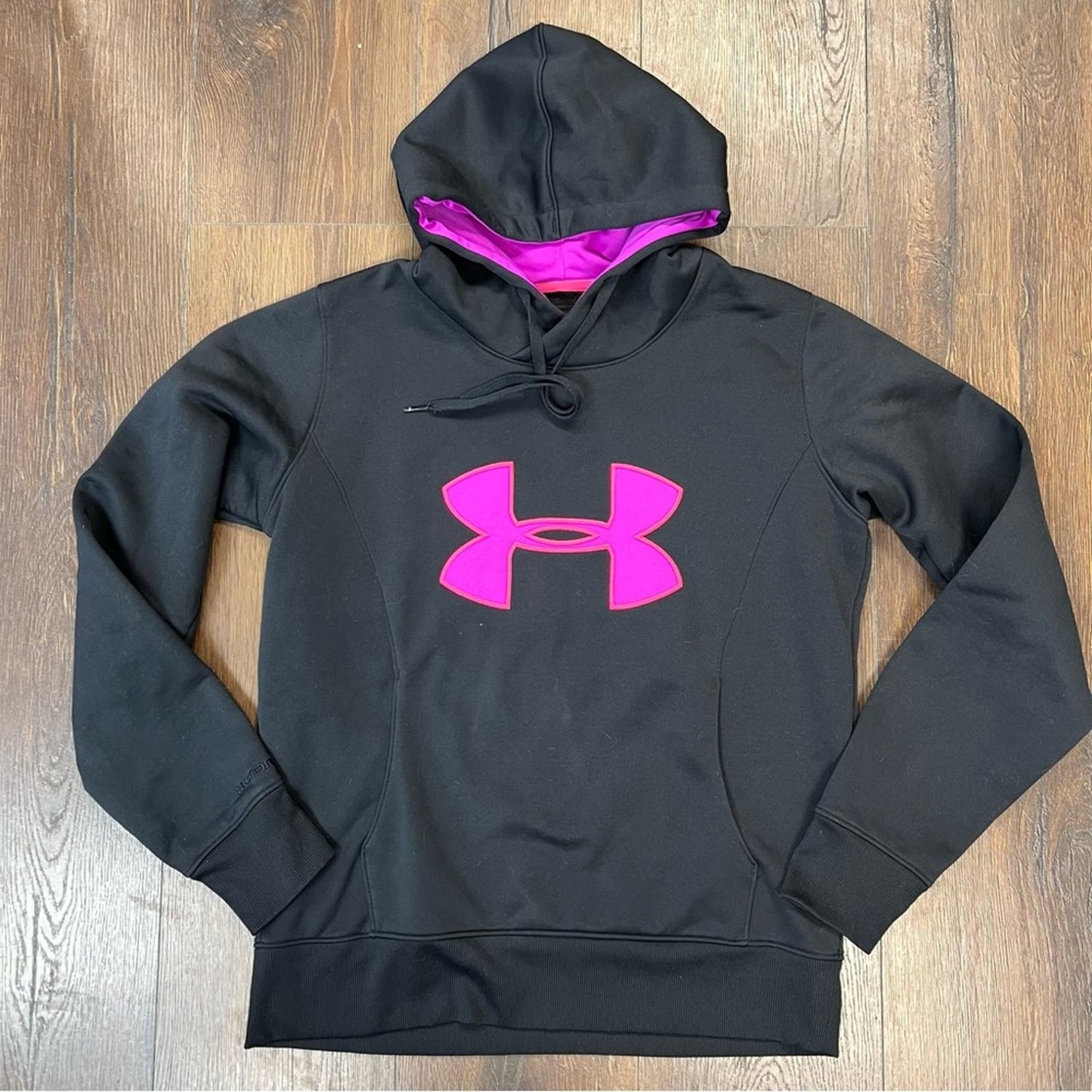 Under Armour semi fitted pullover hoodie SZ MED