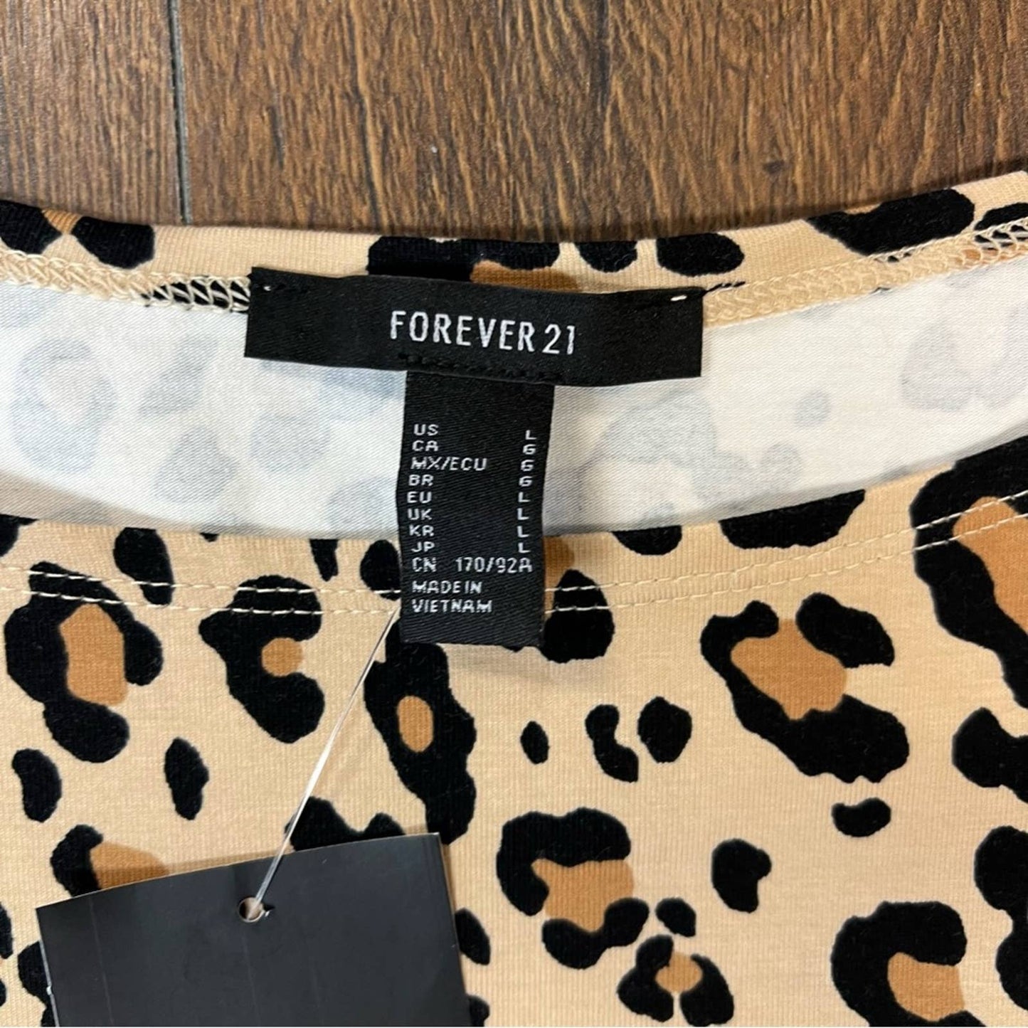 🆕 forever 21 cheetah lrint cropped long sleeve SZ LG