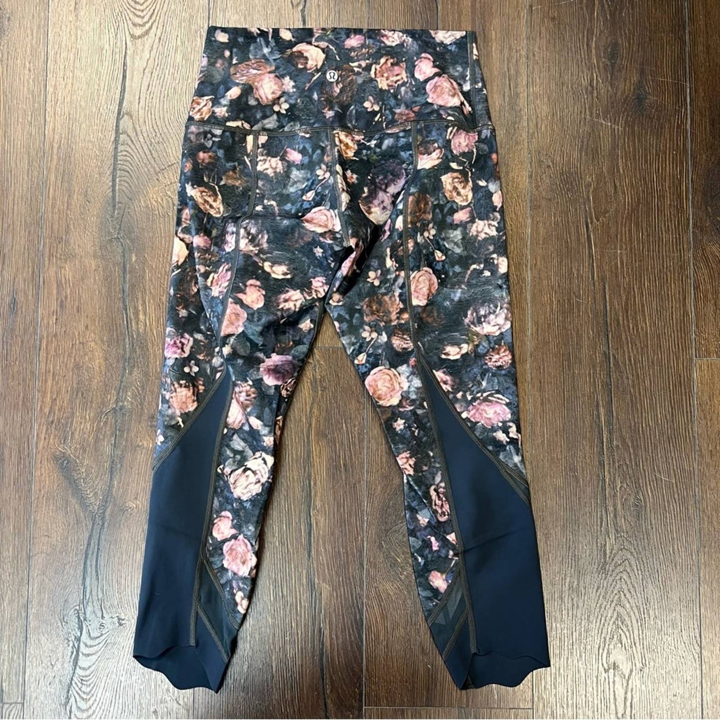 Lululemon Wunder Under Crop II
(Special Edition) *Scallop SZ 8