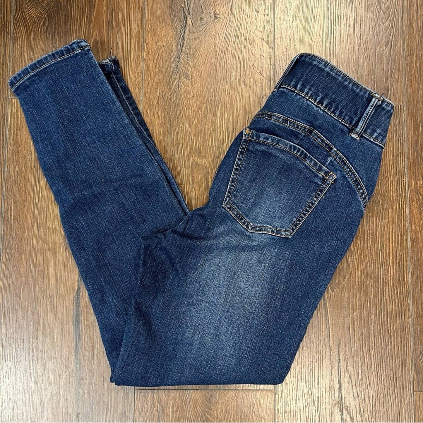 D. Jeans dark wash skinny jeans SZ 6