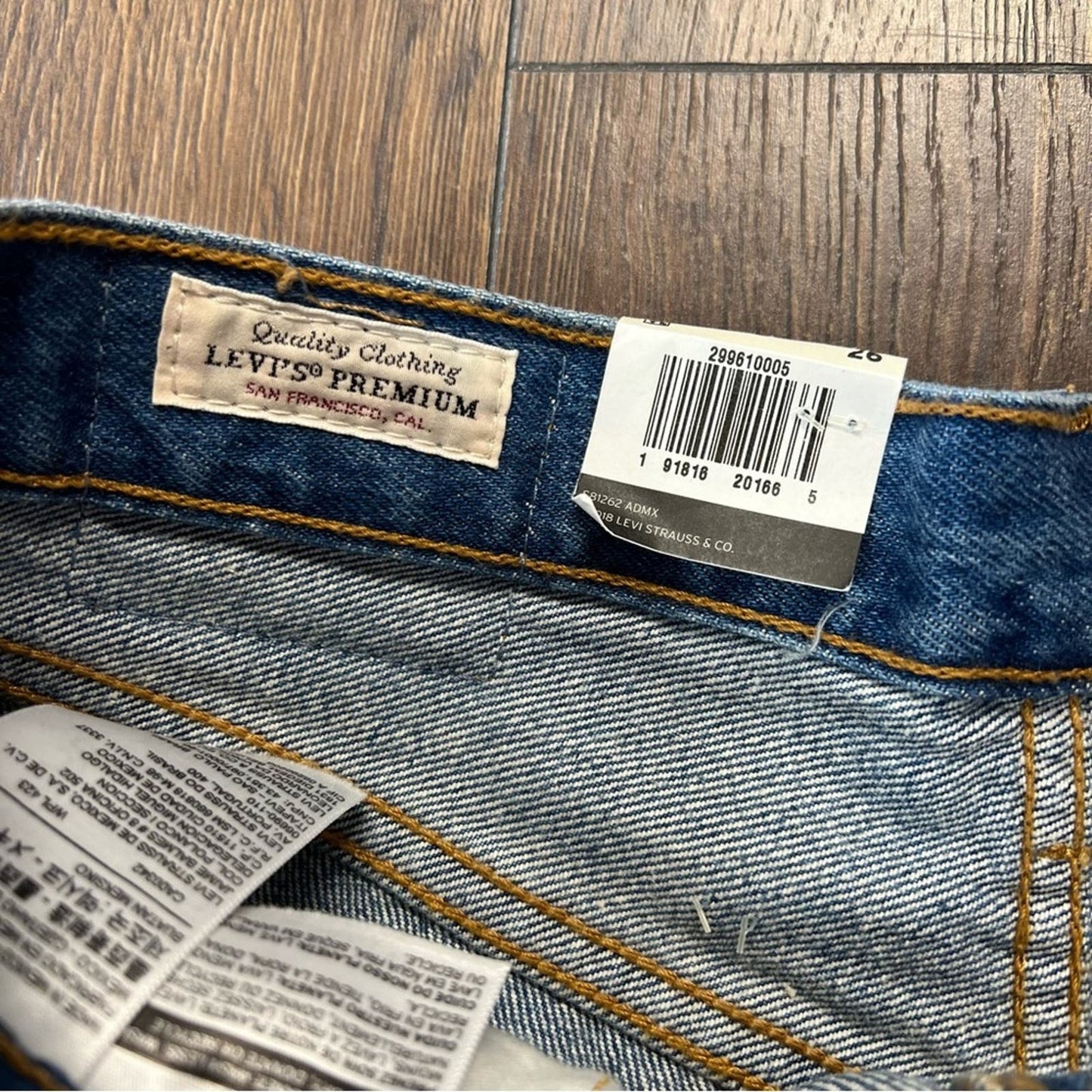 🆕 Levi’s 501 premium mid rise shorts SZ 26/2