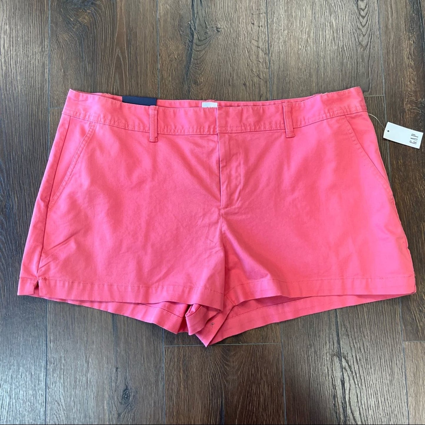 NWT GAP mid rise city shorts in coral SZ 18