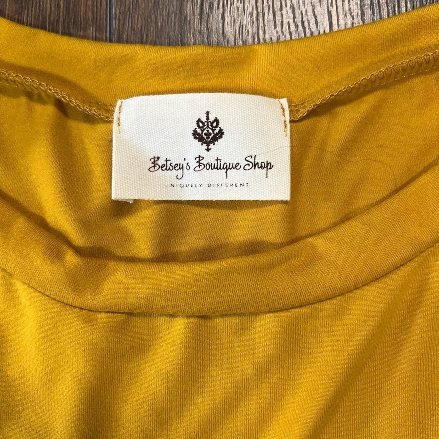 Betsey’s Boutique mustard ruffle front top SZ SM