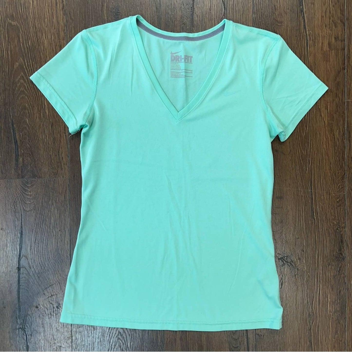 Nike Dri-Fit regular fit v-neck tee SZ SM